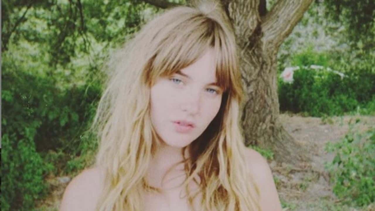 Victoria De Angelis like Botticelli's Venus: enchanting