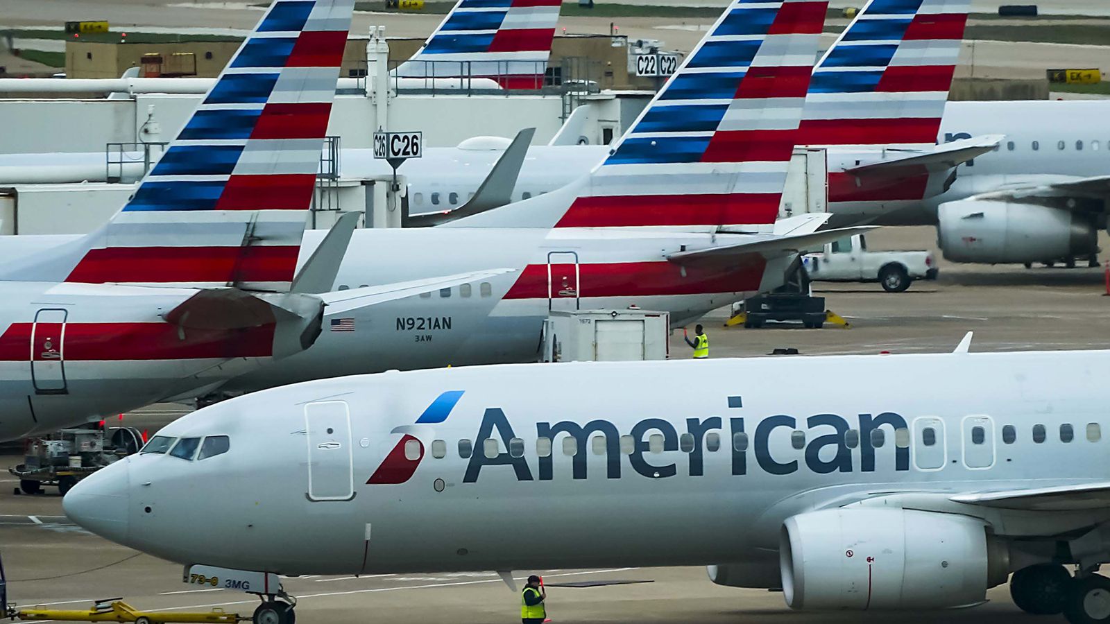 U.S. sues to stop deal between American Airlines and JetBlue