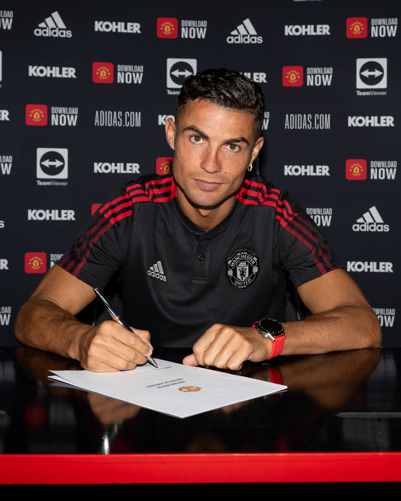 Manchester United release image of Ronaldo signing his contract