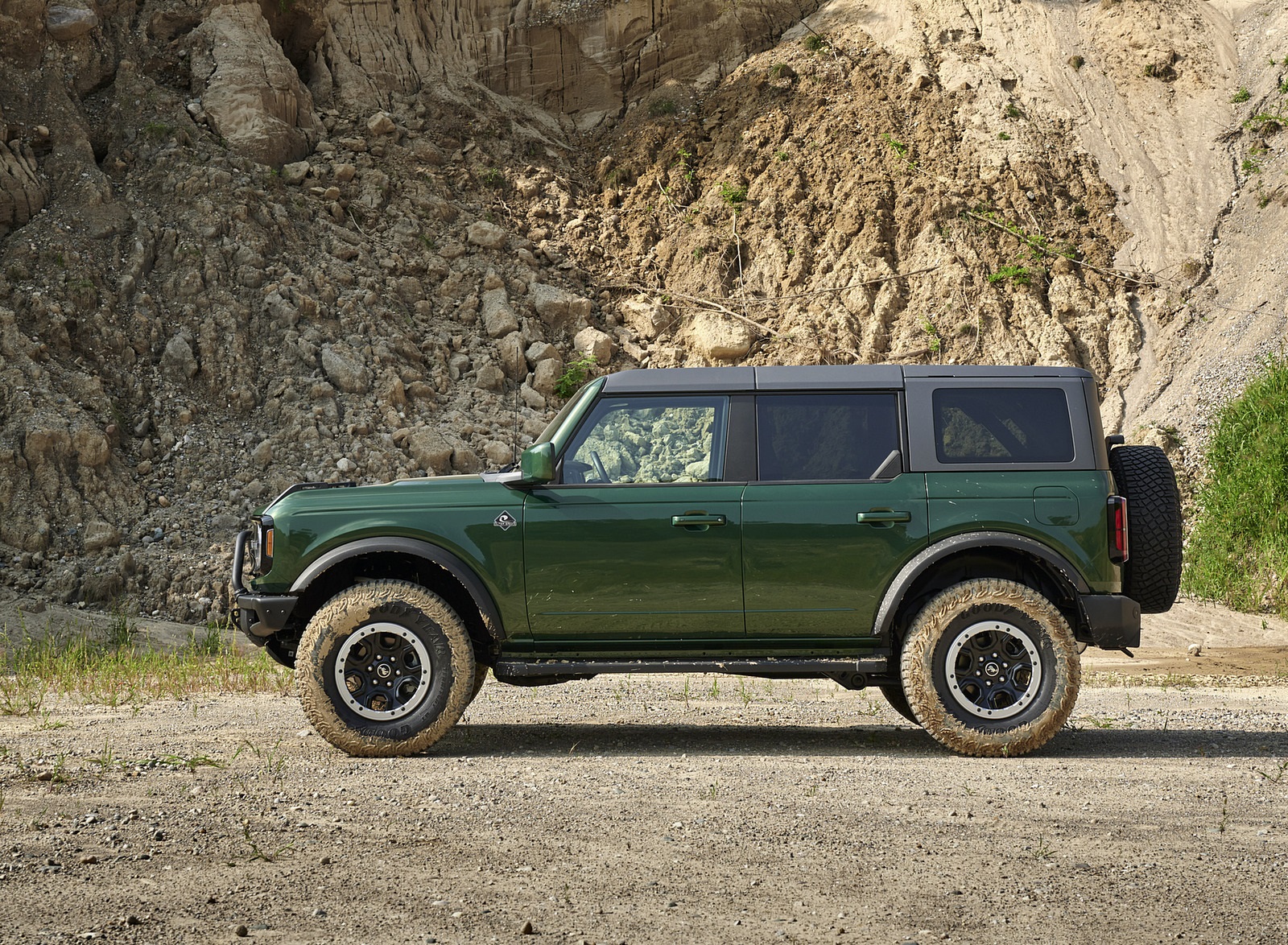 2022 Ford Bronco 4 Door (Color: Eruption Green) Side Wallpaper