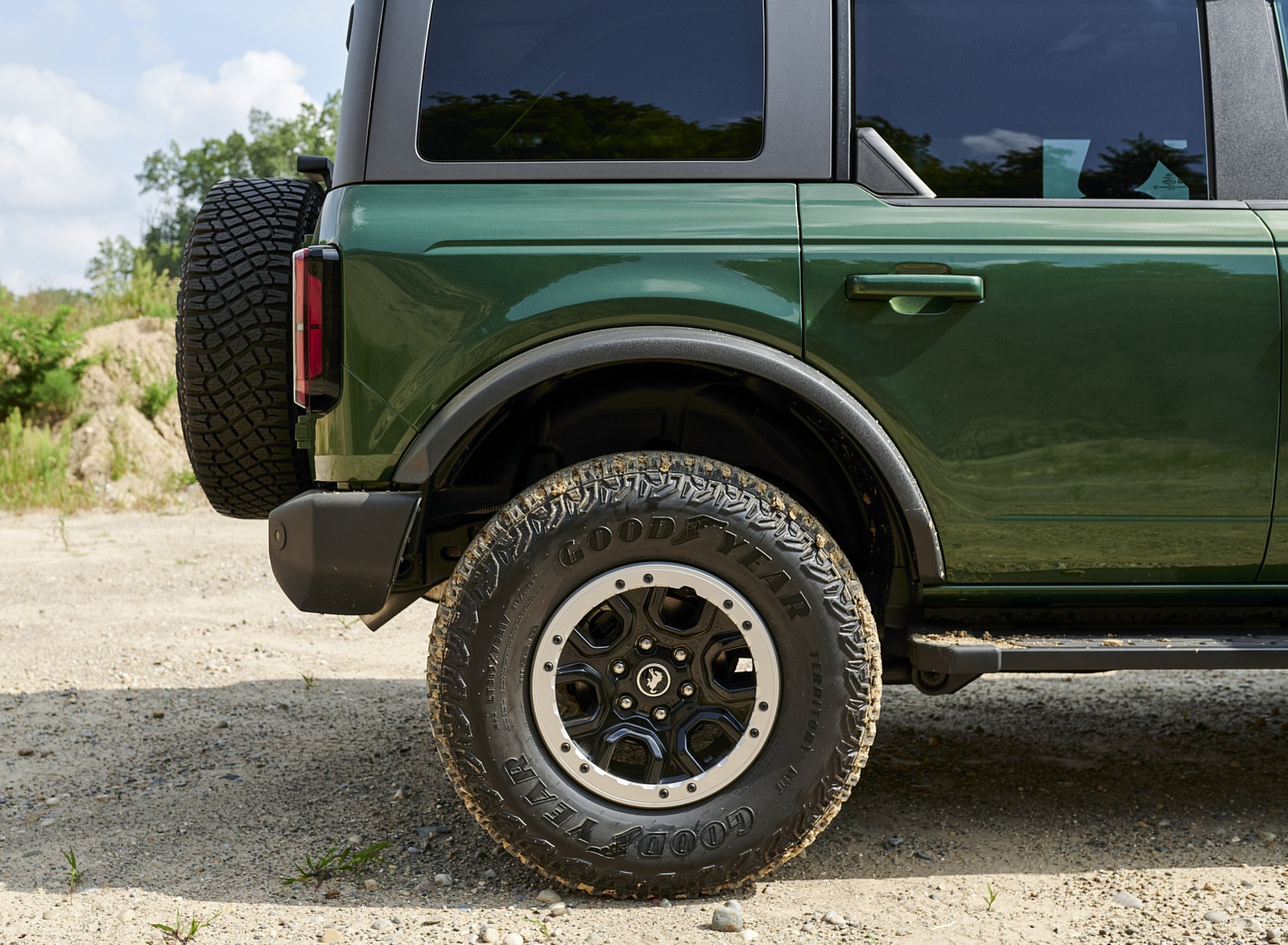 2022 Ford Bronco 4 Door (Color: Eruption Green) Wheel Wallpaper