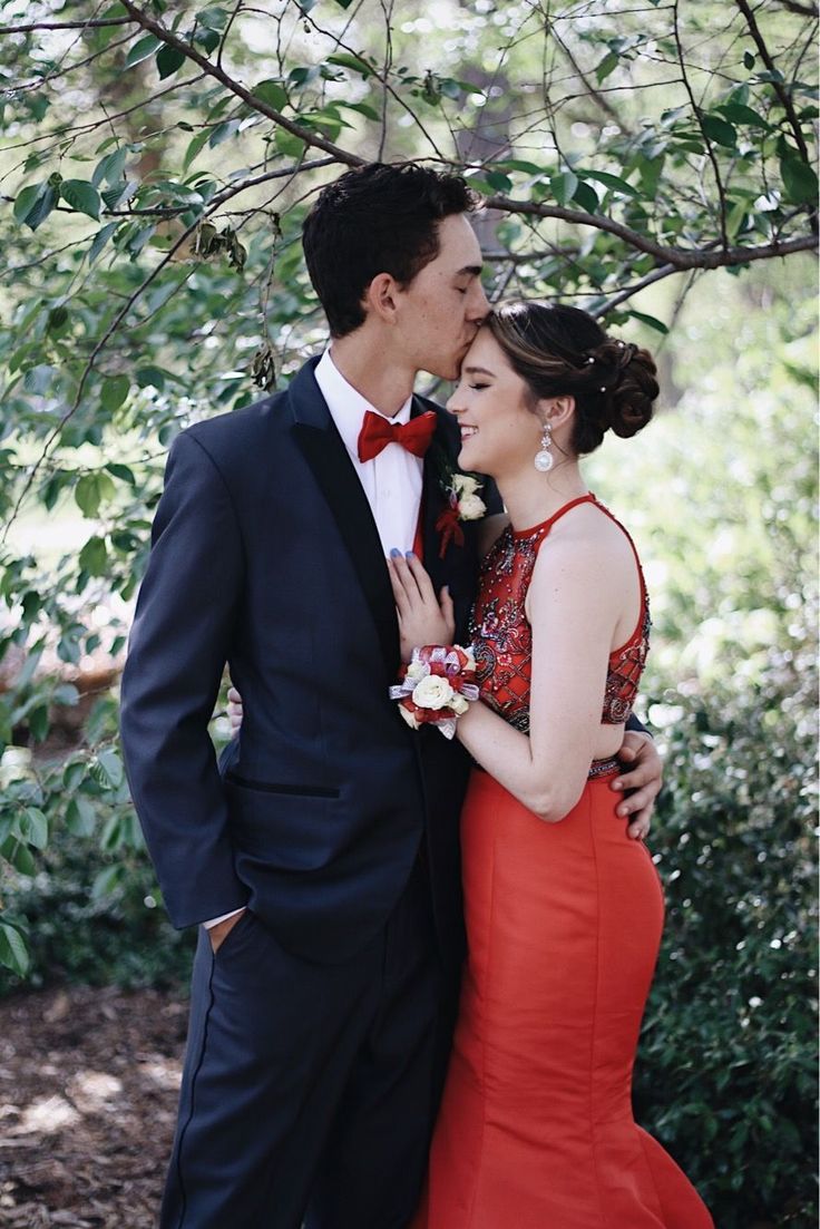 20 Of The Funniest Prom Couples Ever Captured On Camera