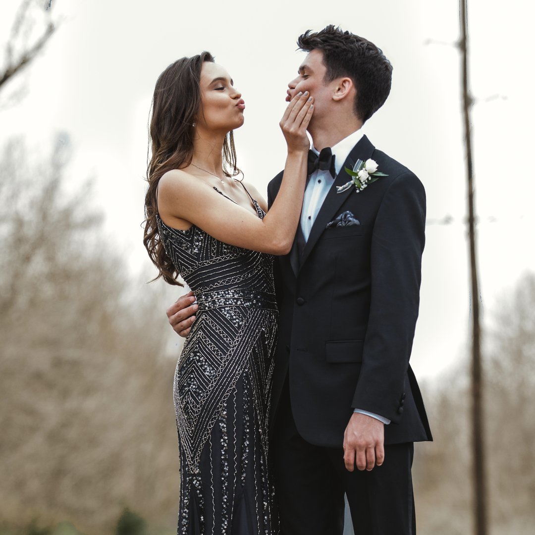 7 Prom Poses and Ideas for Memorable and Fun Photos