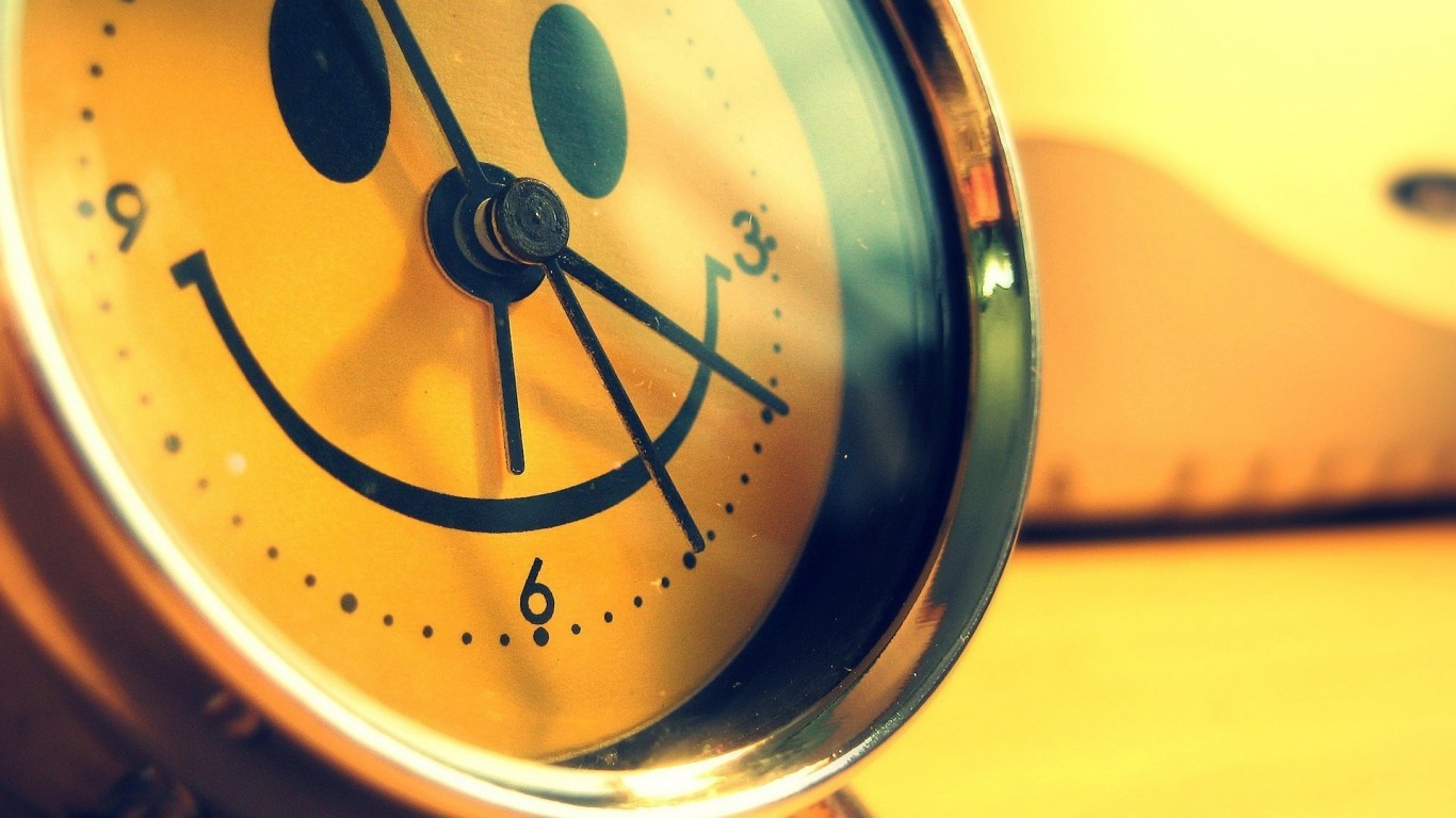 Download 1366x768 Emoji Clock, Happy Face, Alarm Wallpaper for Laptop, Notebook