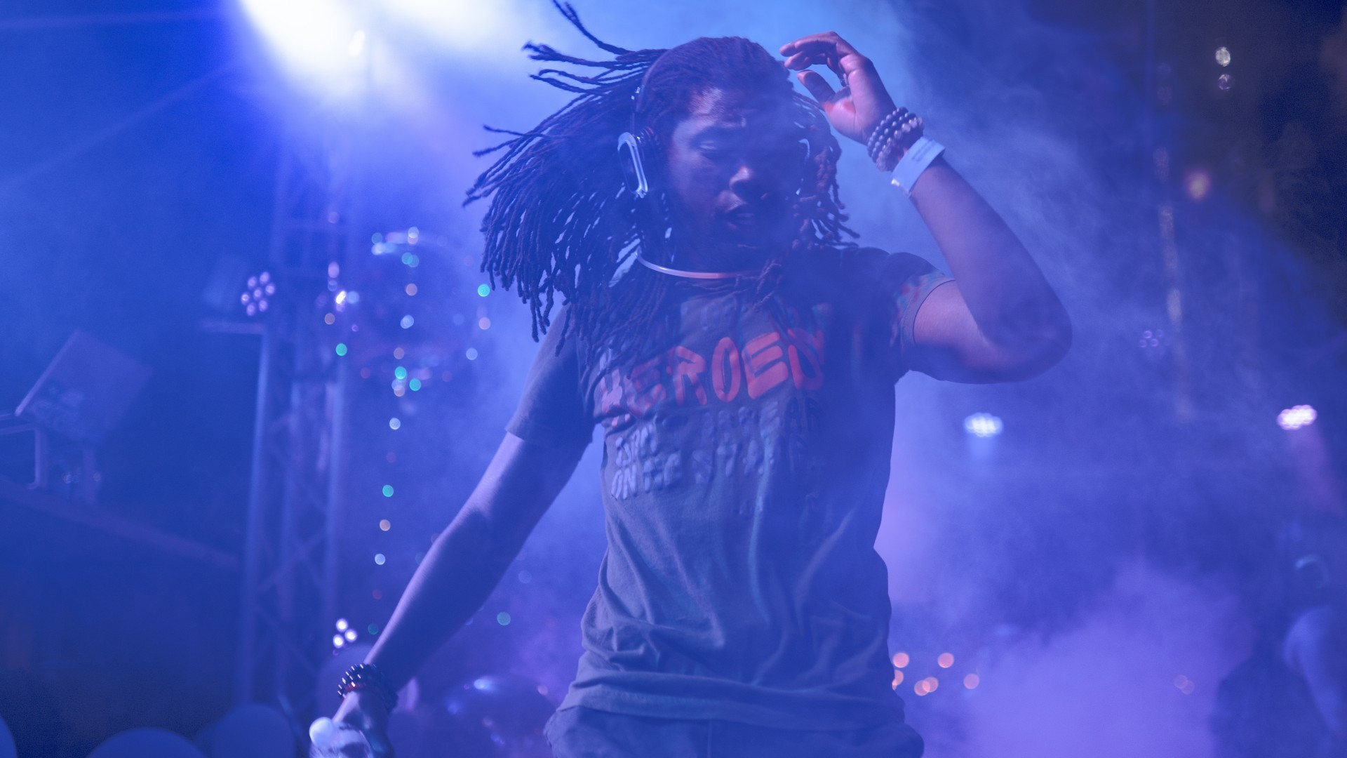 Download 1920x1080 Dj, Music Producer, Man, Festival, Dreadlocks Wallpaper for Widescreen