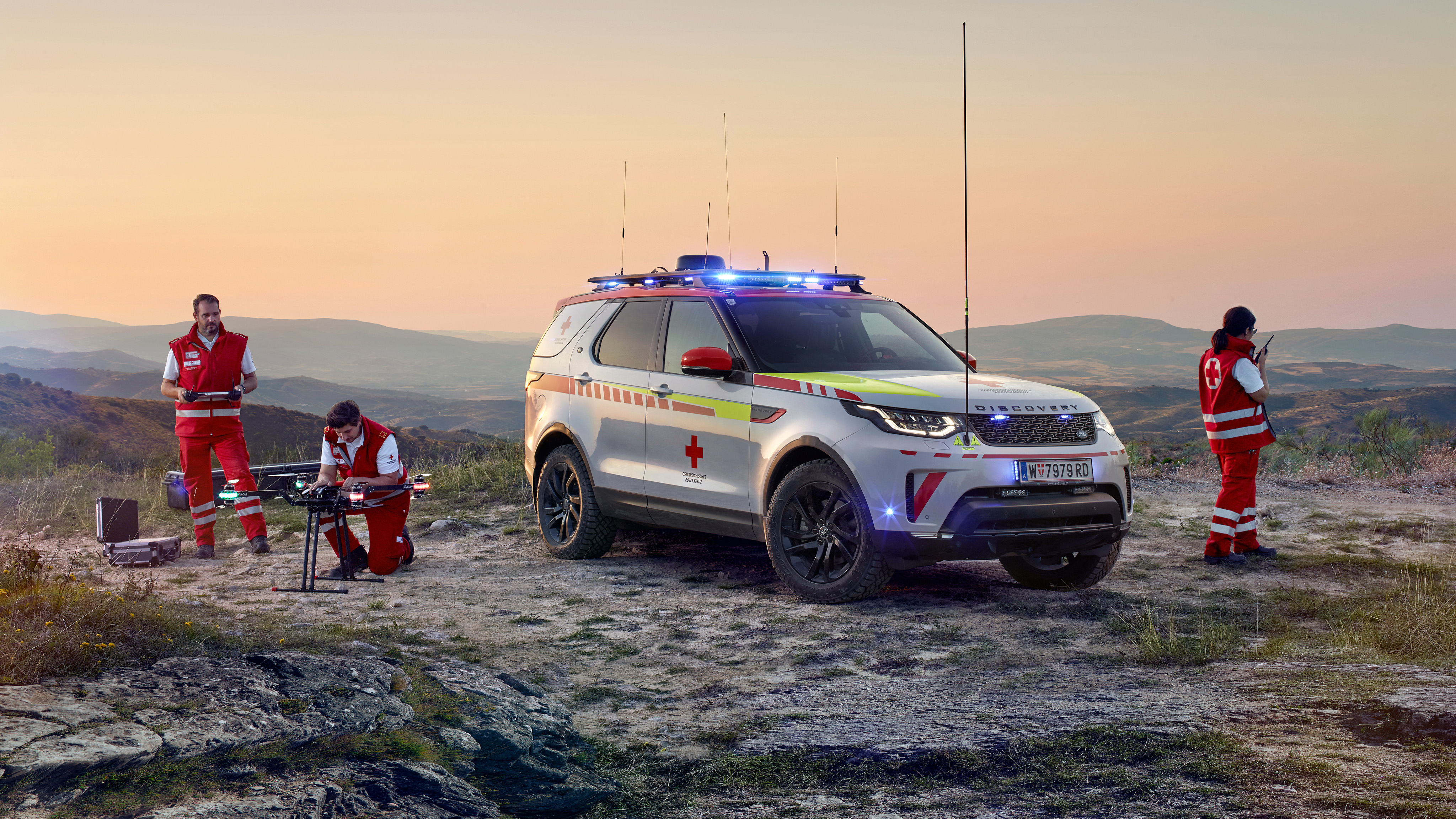 Land Rover Discovery Red Cross Emergency Response Vehicle 2 Wallpaper. HD Car Wallpaper