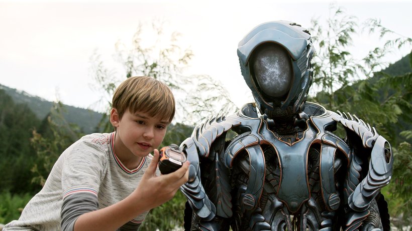 Lost in Space Will Robinson and The Robot Netflix Maxwell Jenkins 4K