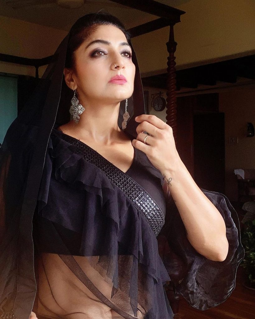 Aarti Nagpal Flaunts Her Voluptuous Physique in A Ruffle Saree