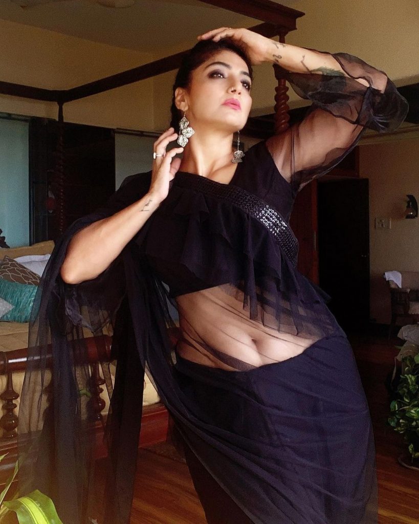 Aarti Nagpal Flaunts Her Voluptuous Physique in A Ruffle Saree