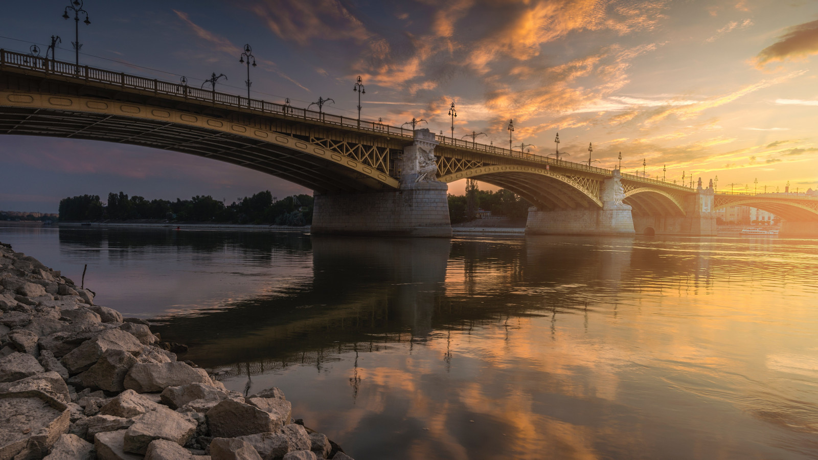 Download wallpaper: Margaret Bridge over Danube river 1600x900