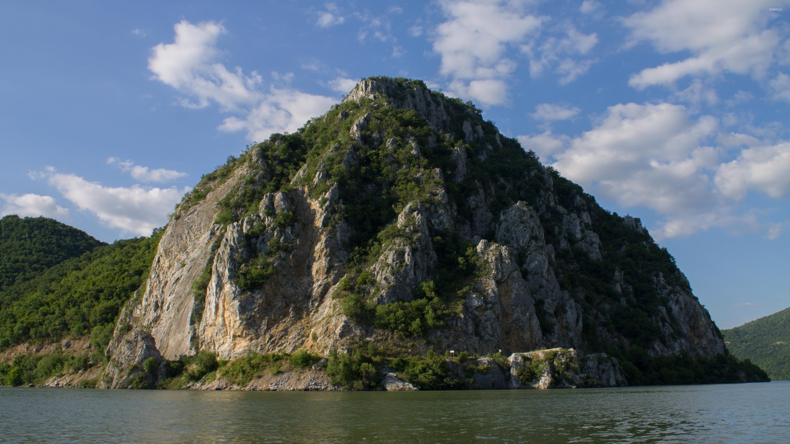 Cliff along the danube river 3840×2160