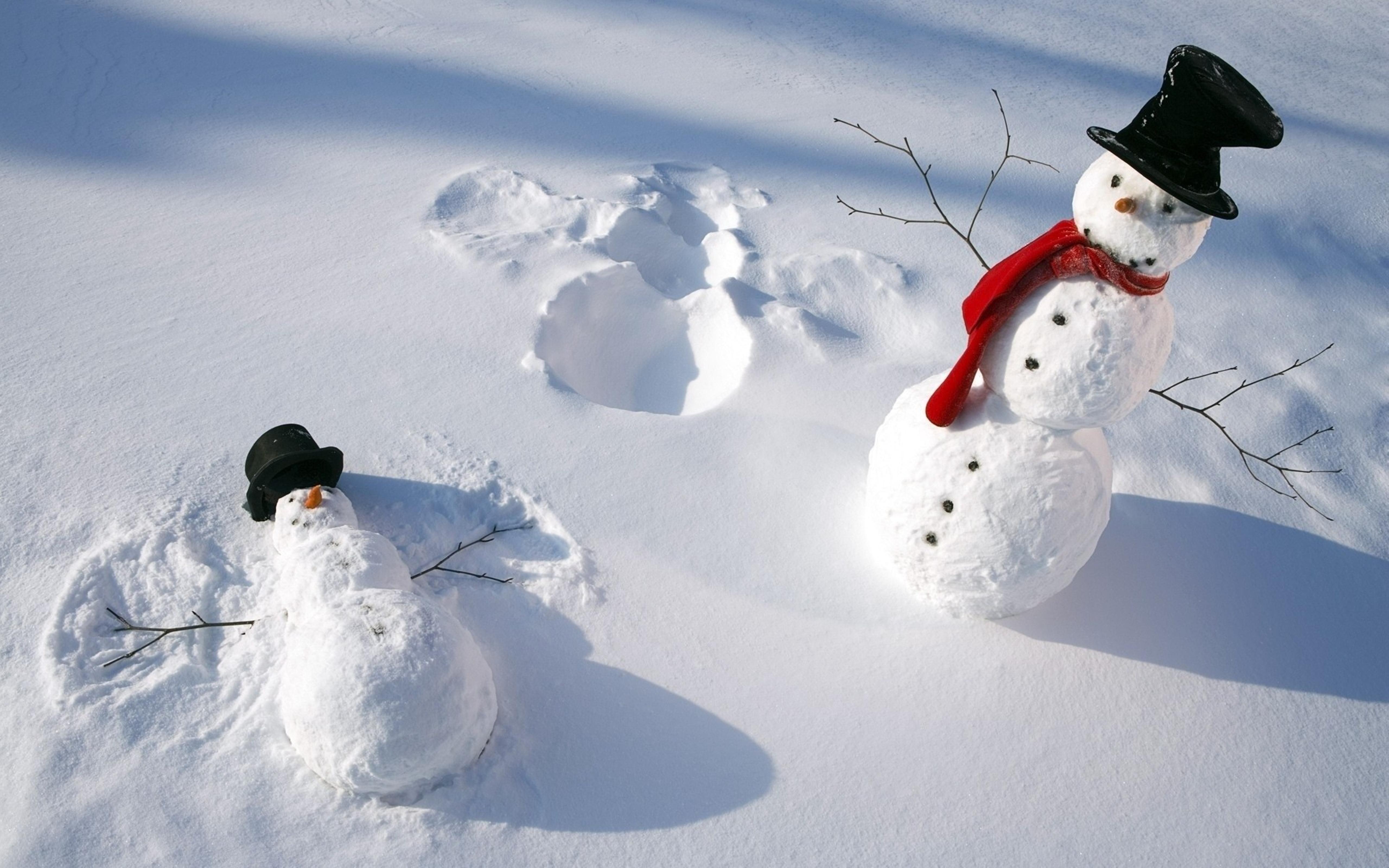 Funny snowmen play in the snow white winter wallpaper