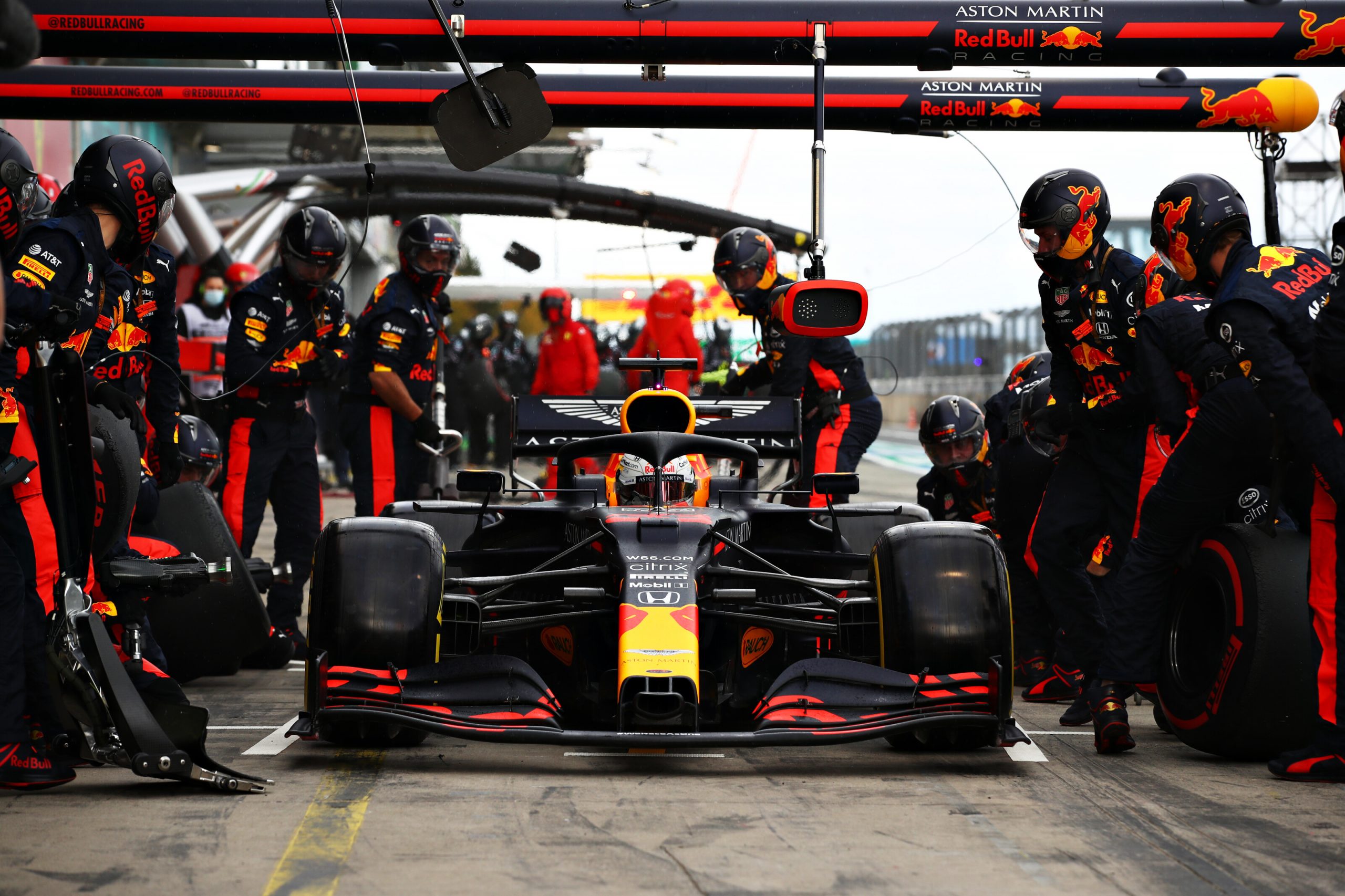 Red Bull Racing wins DHL fastest pit stop award