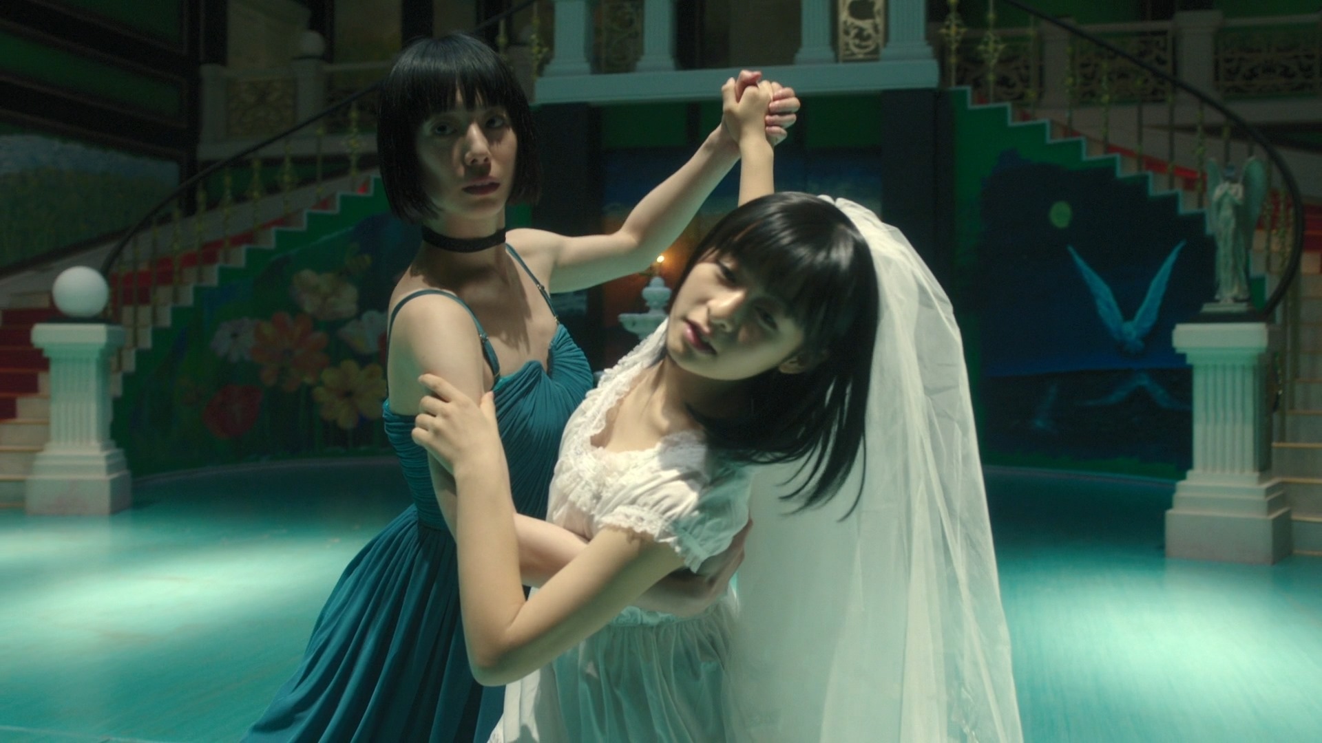 Mori Nana 森七菜. 百合 Goggles