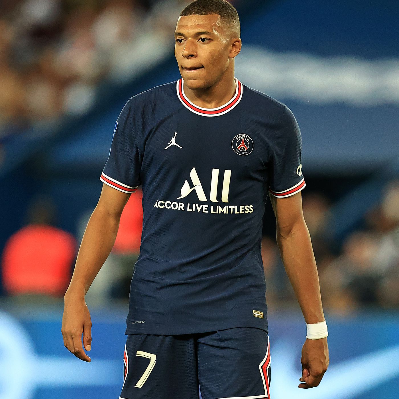 Mbappe tells PSG teammates he will stay this season, would join Real Madrid in 2022 -report