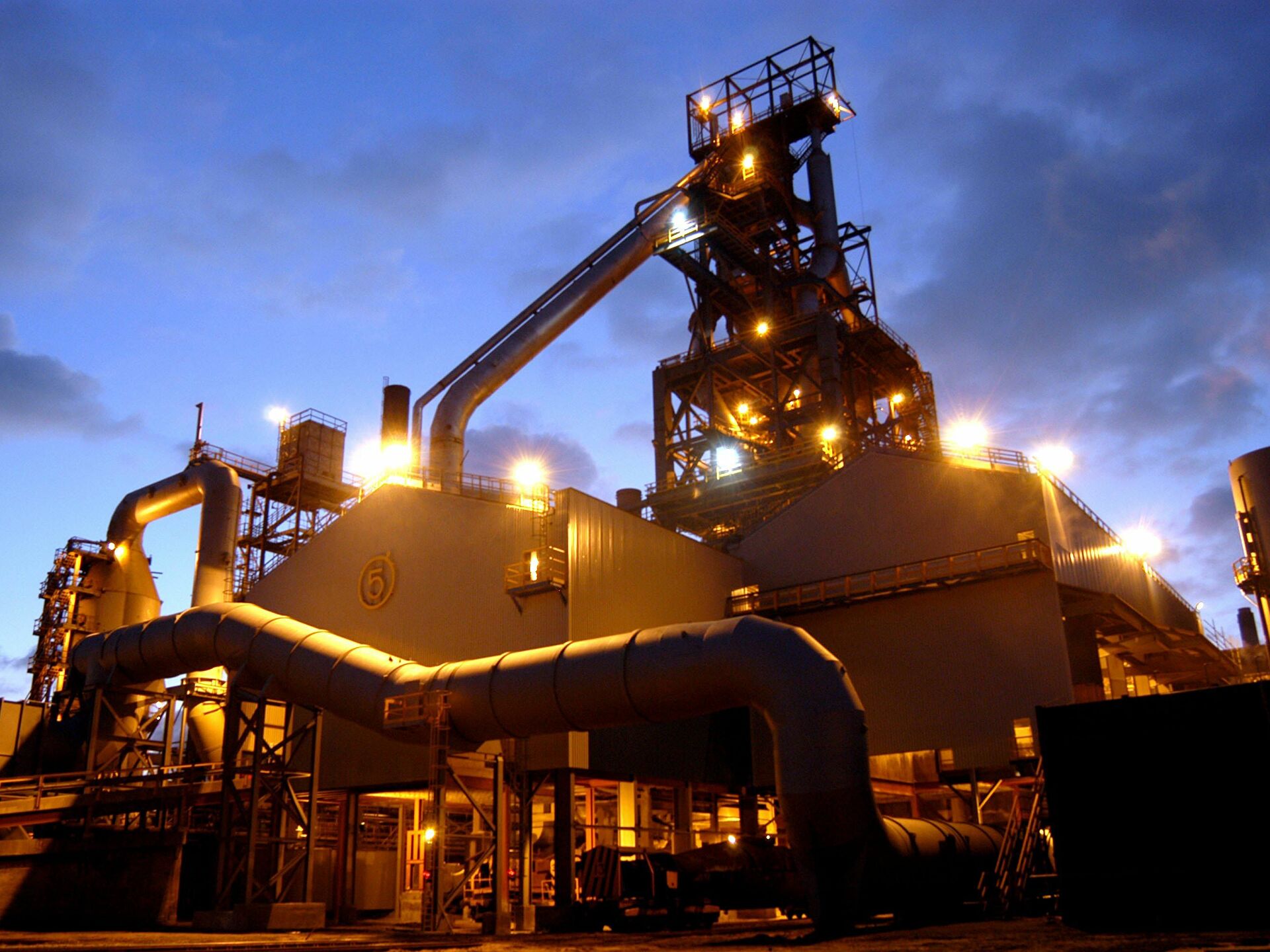 Extinction Rebellion Climate Change Activists Break Into Oil Refinery in UK, Video.10.2021, Sputnik International