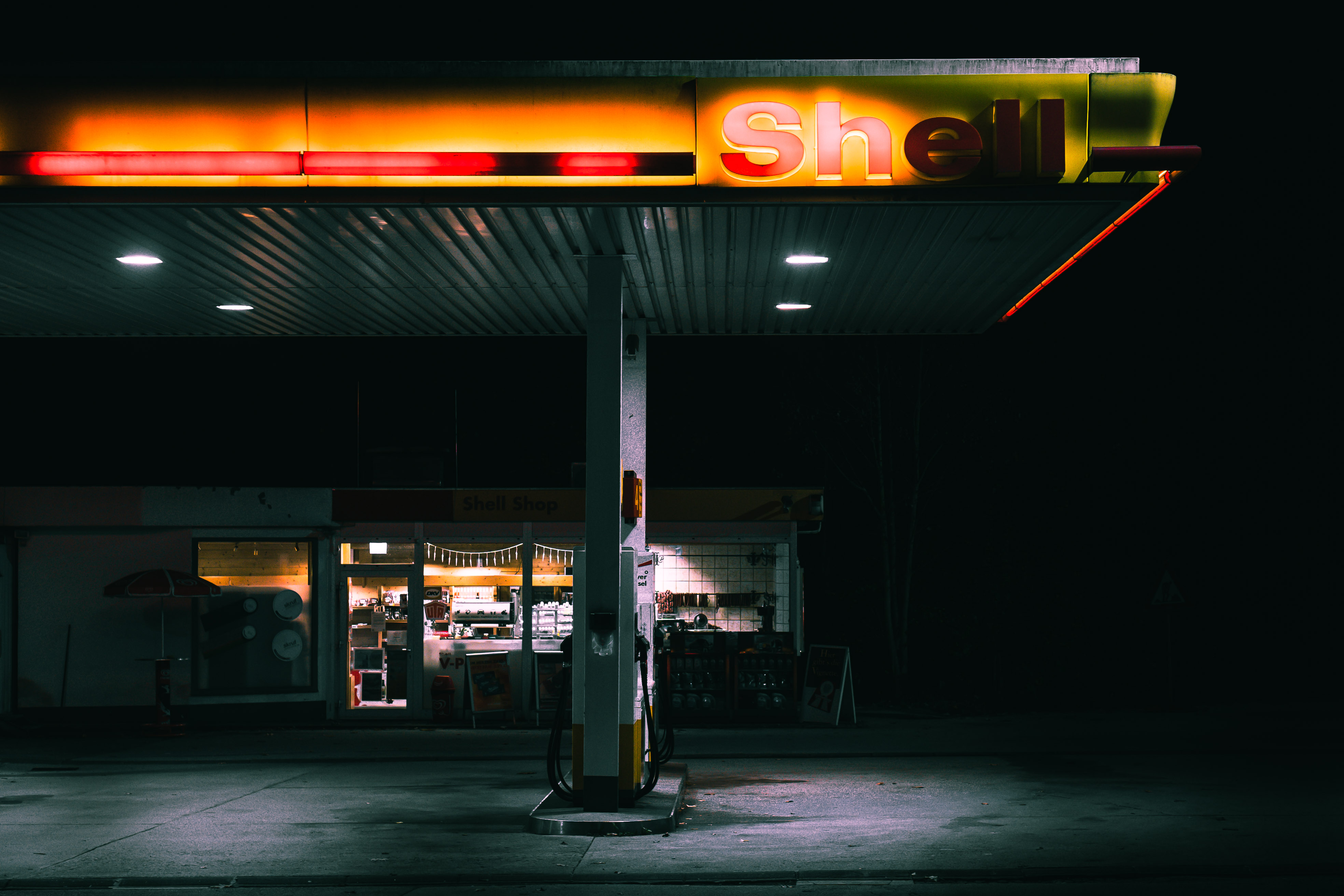 Shallow Focus Photo of Shell Gas Station · Free