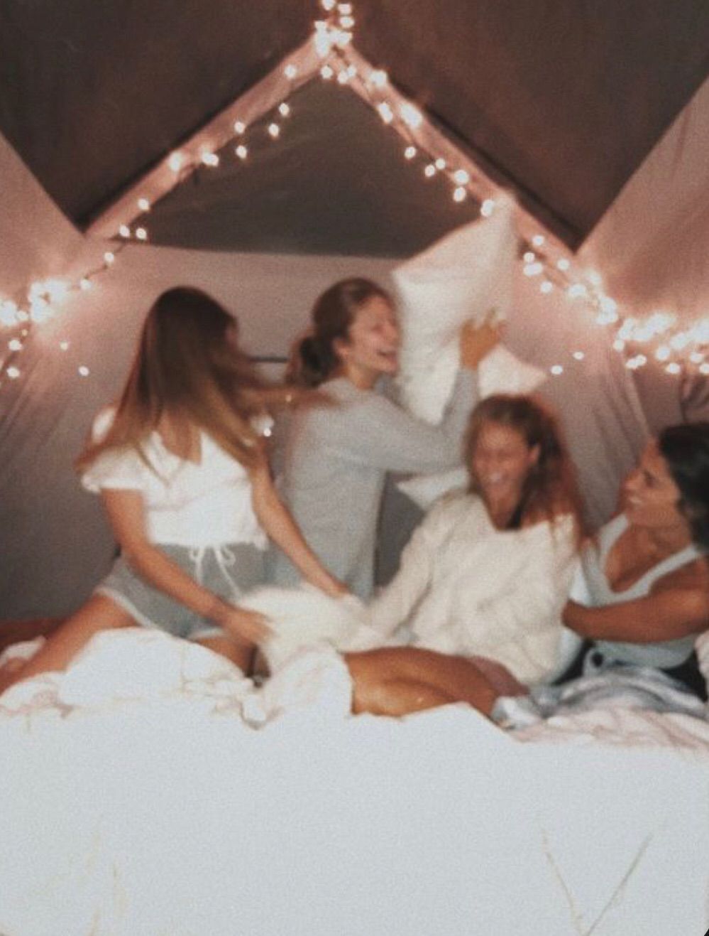 Rien que lui•. Fun sleepover ideas, Cute friend picture, Best friend photo