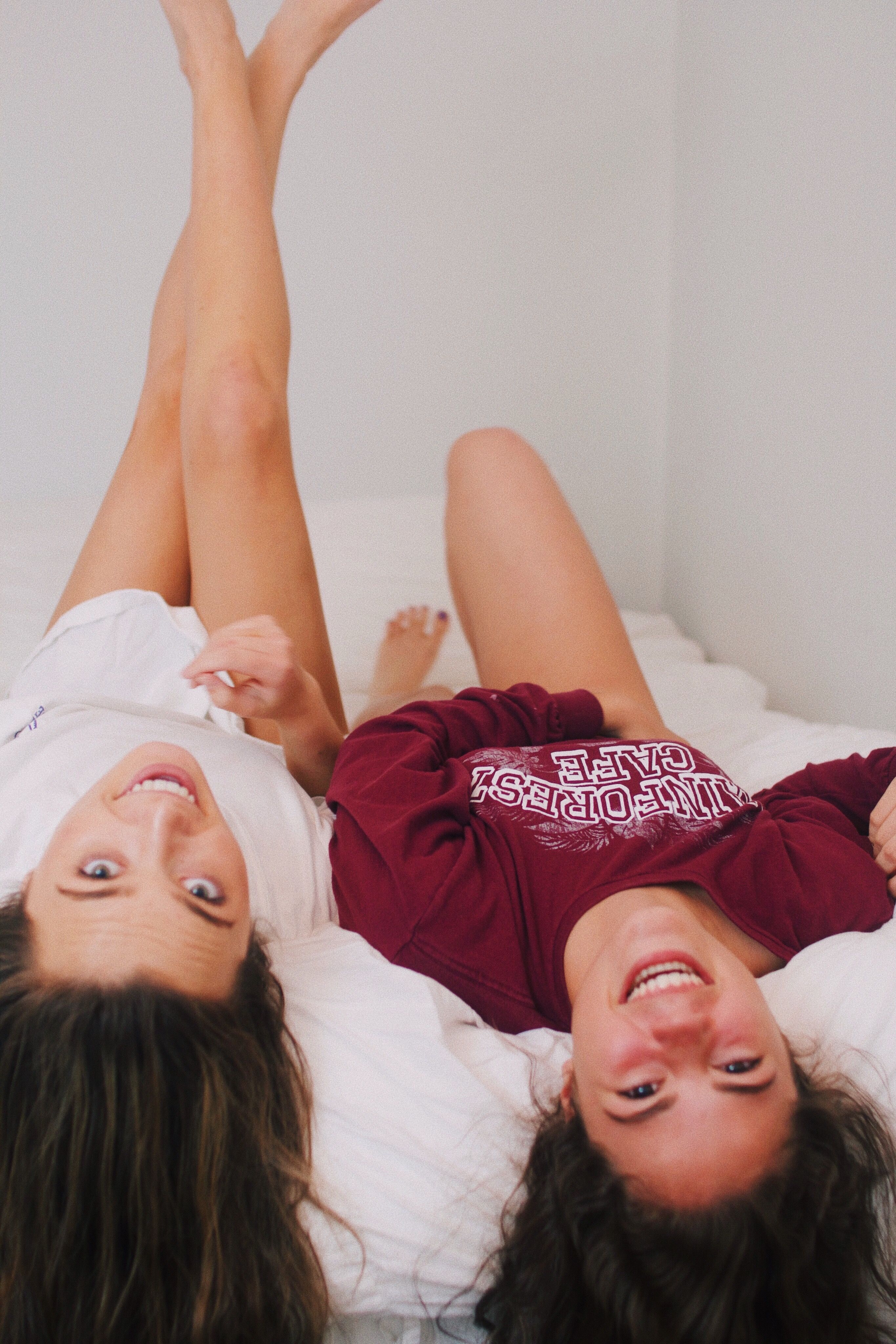 Sleepover photo shoot. Cute friend picture, Friend photohoot, Best friend picture