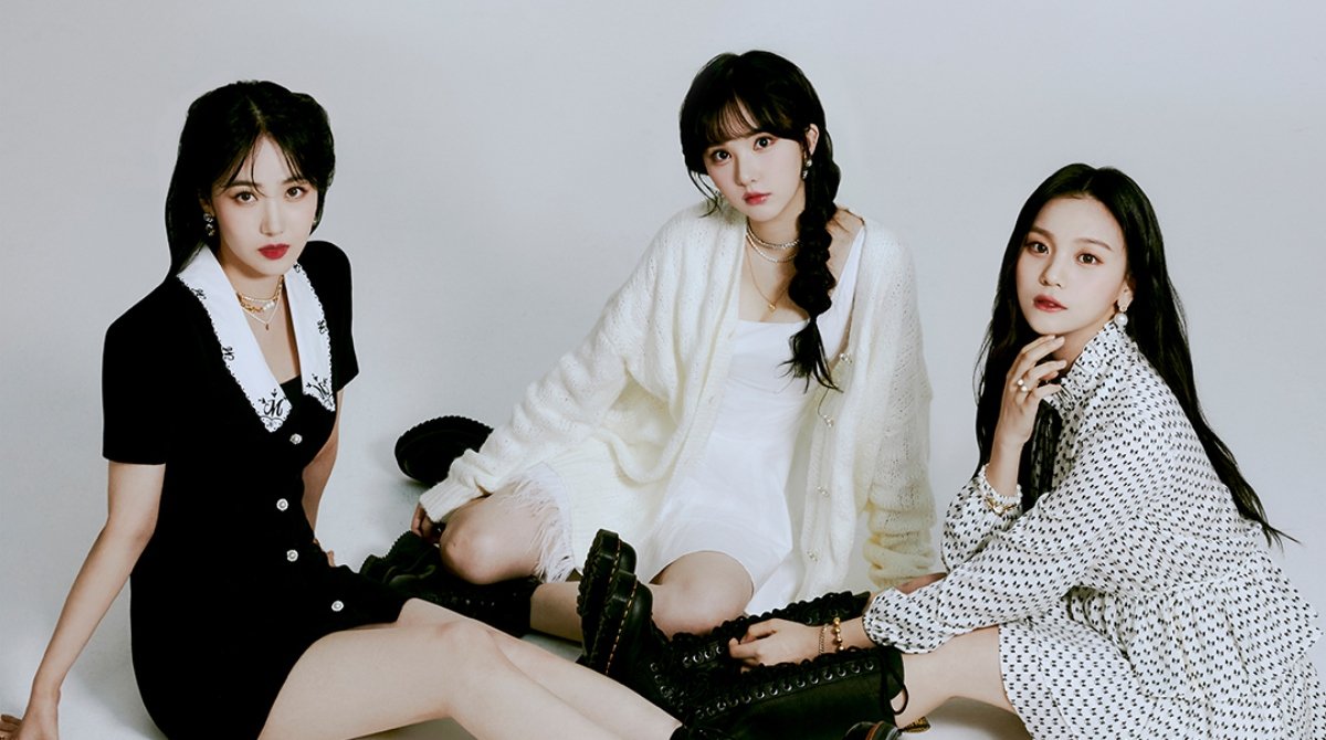 VIVIZ sell out their 1st season's greetings 'VIVIZ Diary'