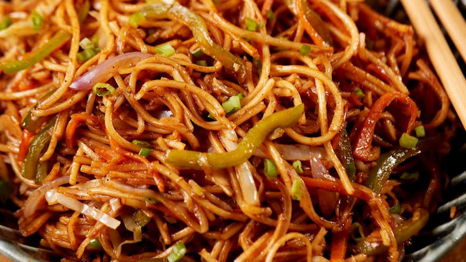 Maggi Chowmein Recipe/ Veg Chowmein Style Maggi/ Easy Maggi Noodles Recipe/  Chinese Maggi/ Veg Maggi/ Chowmein Maggi kaise banate hai/ Chinese Maggi  banane ka tarika/ How to make street style Chinese Maggi/