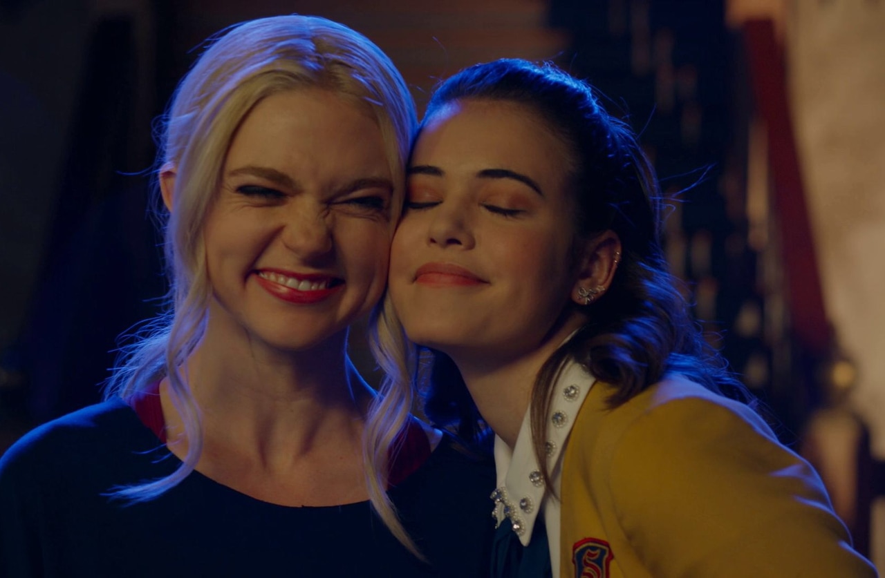 lizzie and josie ❤︎ discovered by g l o w f l o w r