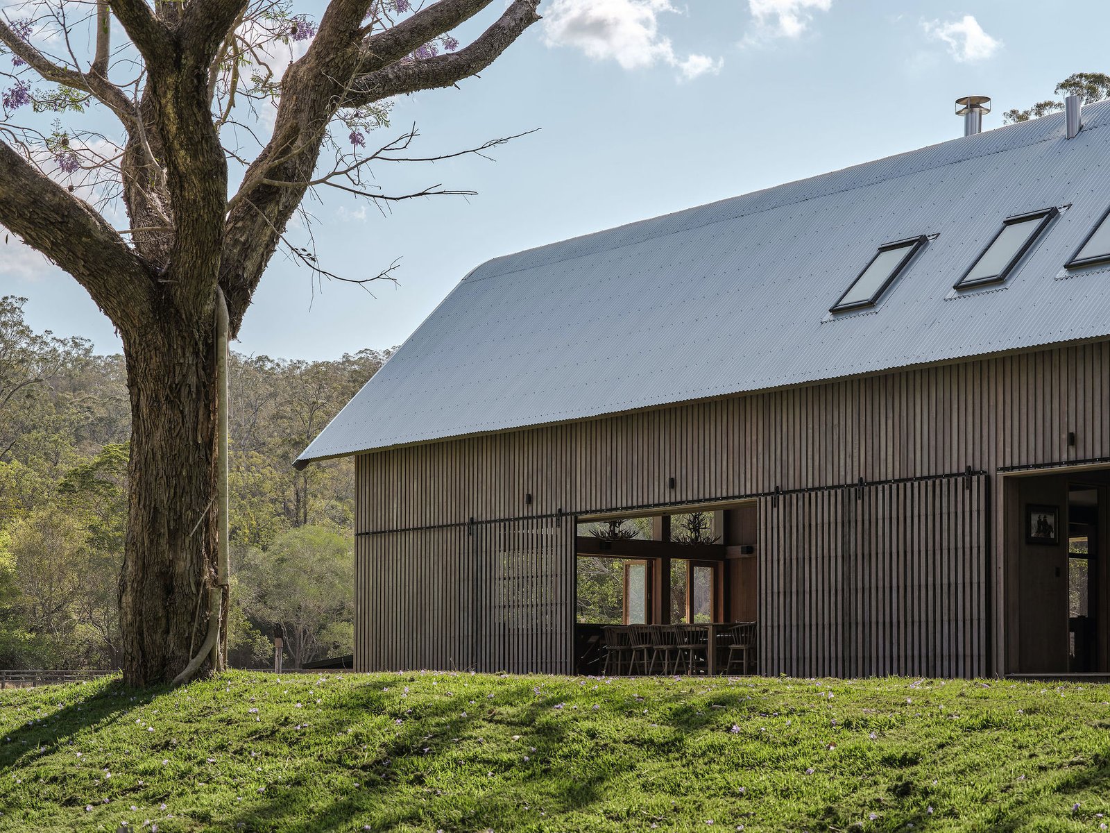 Photo 11 of 19 in This Weekend Getaway Gives the Traditional American Barn an Australian Twist