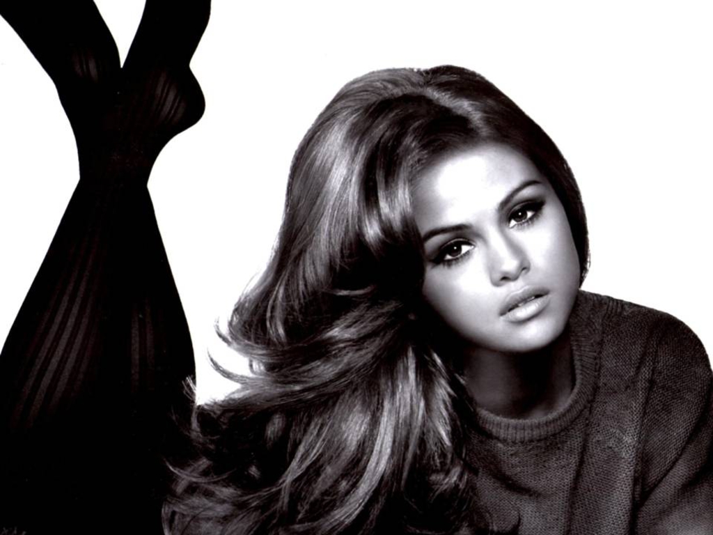 Damage wallpaper: Selena gomez ( black n white )