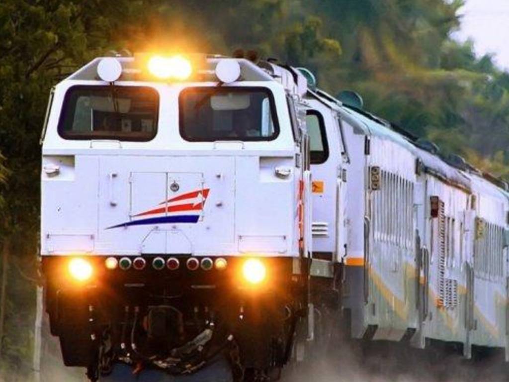 Kereta Api Indonesia Kurangi Perjalanan Jarak Jauh