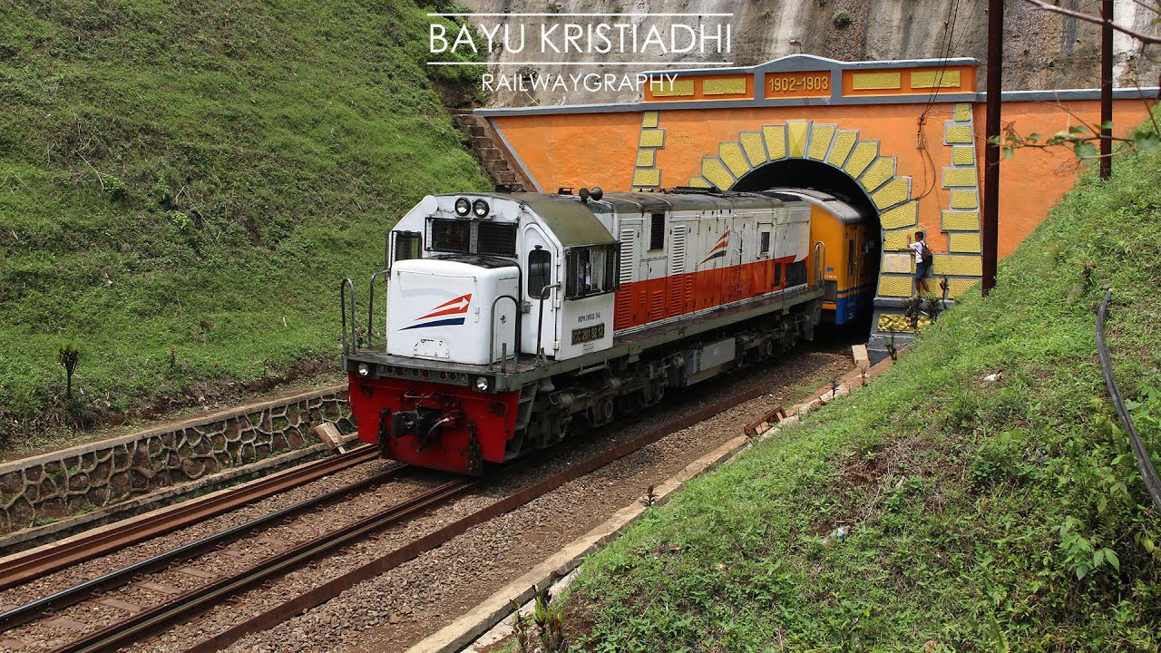 FPS KA Serayu muncul dari Terowongan Sasaksaat.. INDONESIAN RAILWAYS / KERETA API INDONESIA