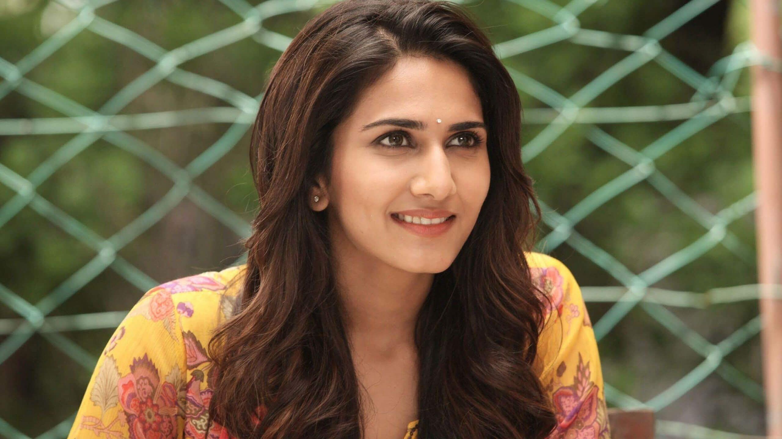 Vaani Kapoor Biography, Height, Weight, Like, Birthdate. Actresses, Bollywood actress, Half updo hairstyles