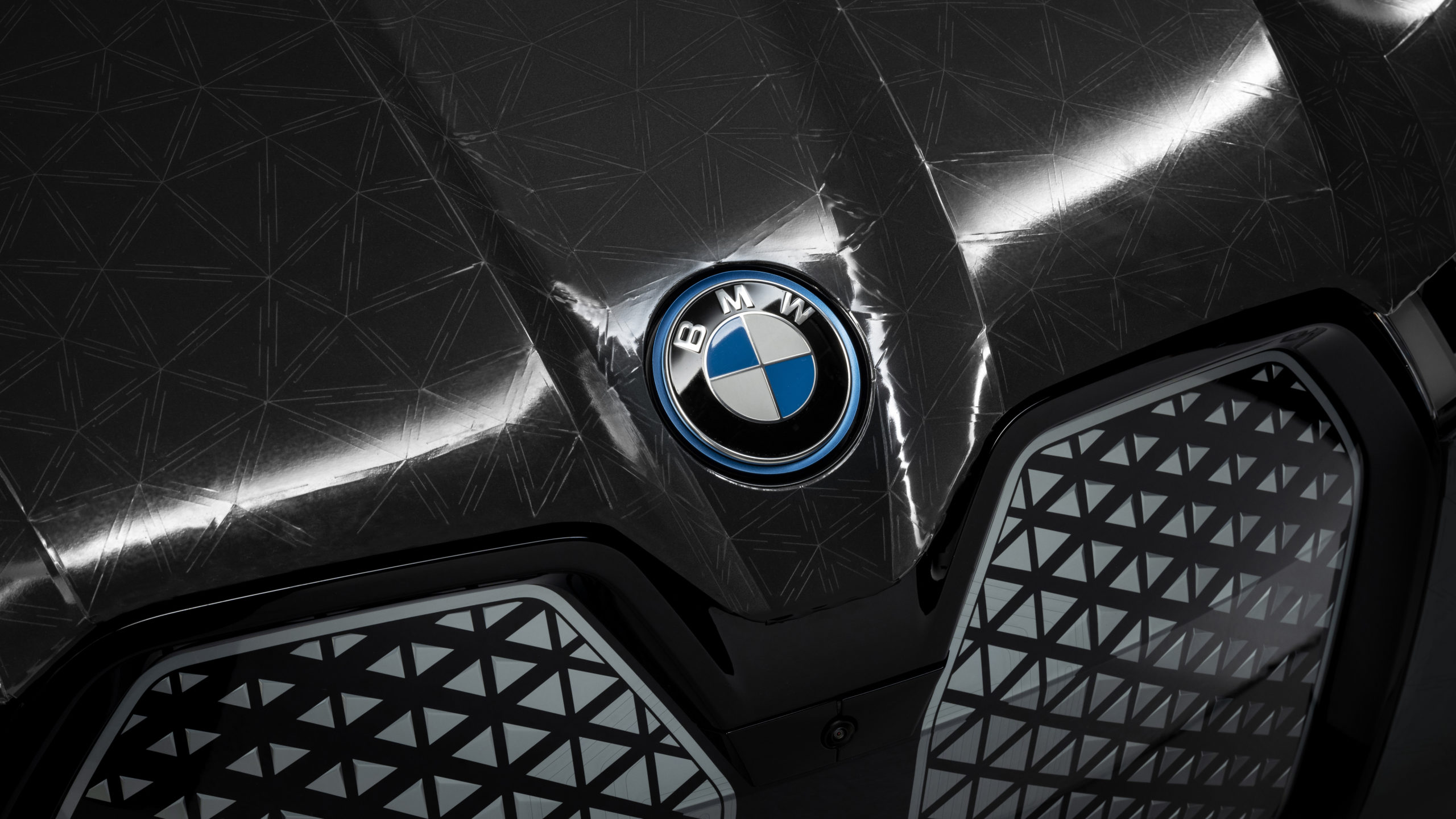 CES 2022: BMW's iX Flow is a monochrome chameleon on wheels