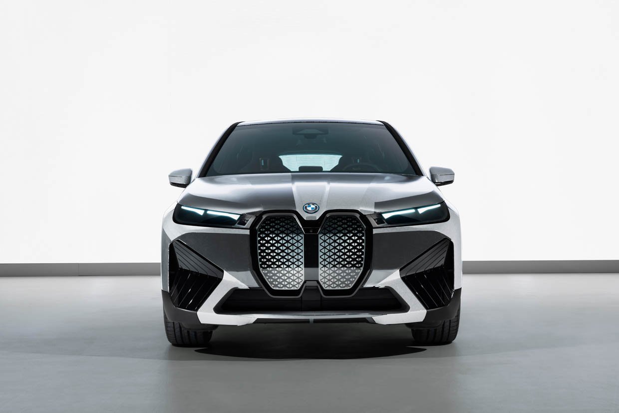 The BMW iX Flow Concept Can Change from White to Black Using E Ink Panels