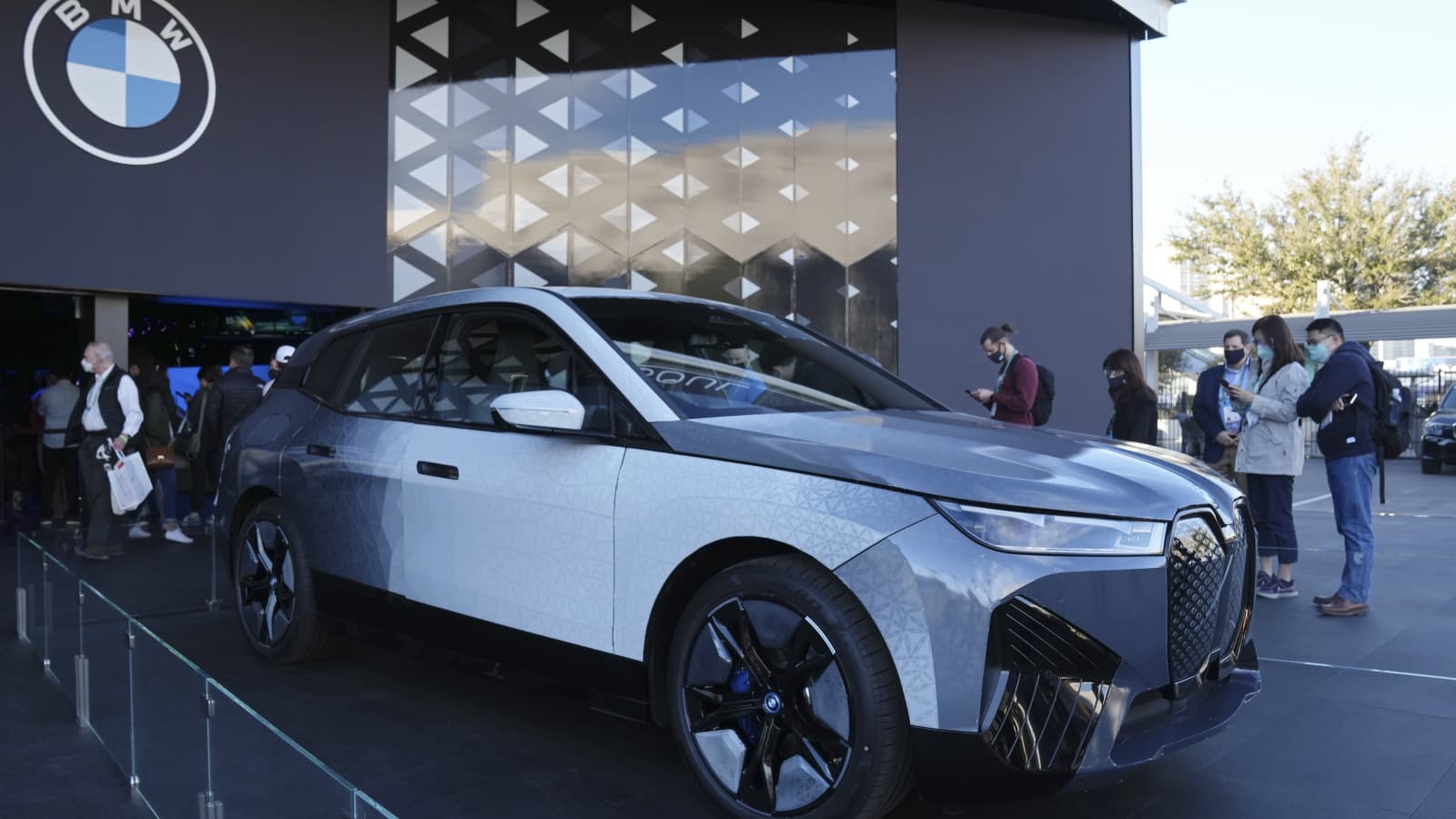 BMW's new iX Flow concept car can change colors