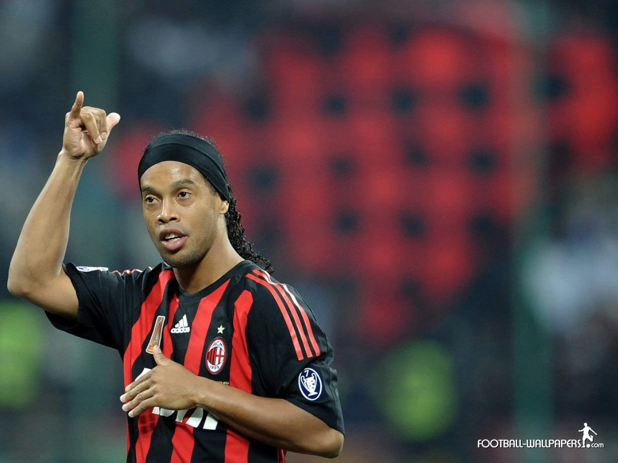HD Ronaldinho AC Milan Forward Wallpaper