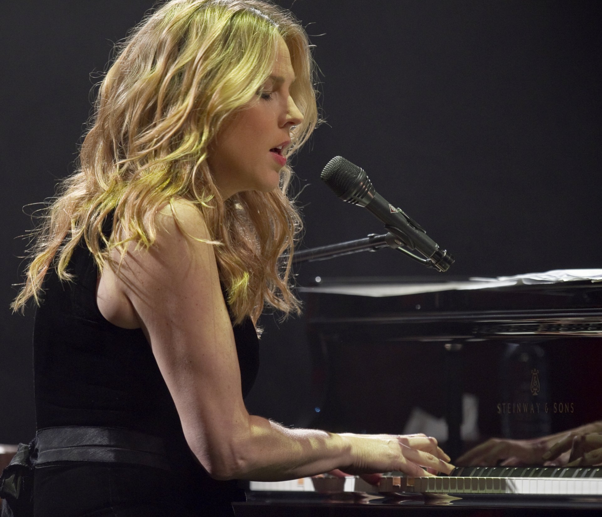 Diana Krall HD Wallpaper and Background Image