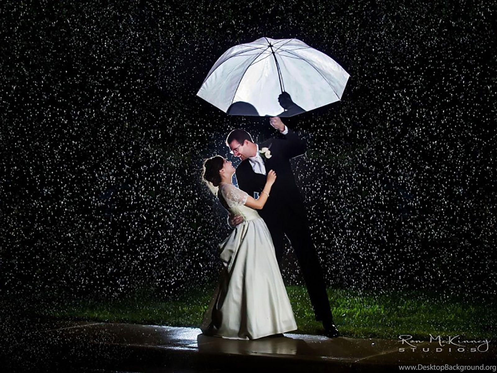 Love Couple's Romance In The Rain Wallpaper Desktop Background