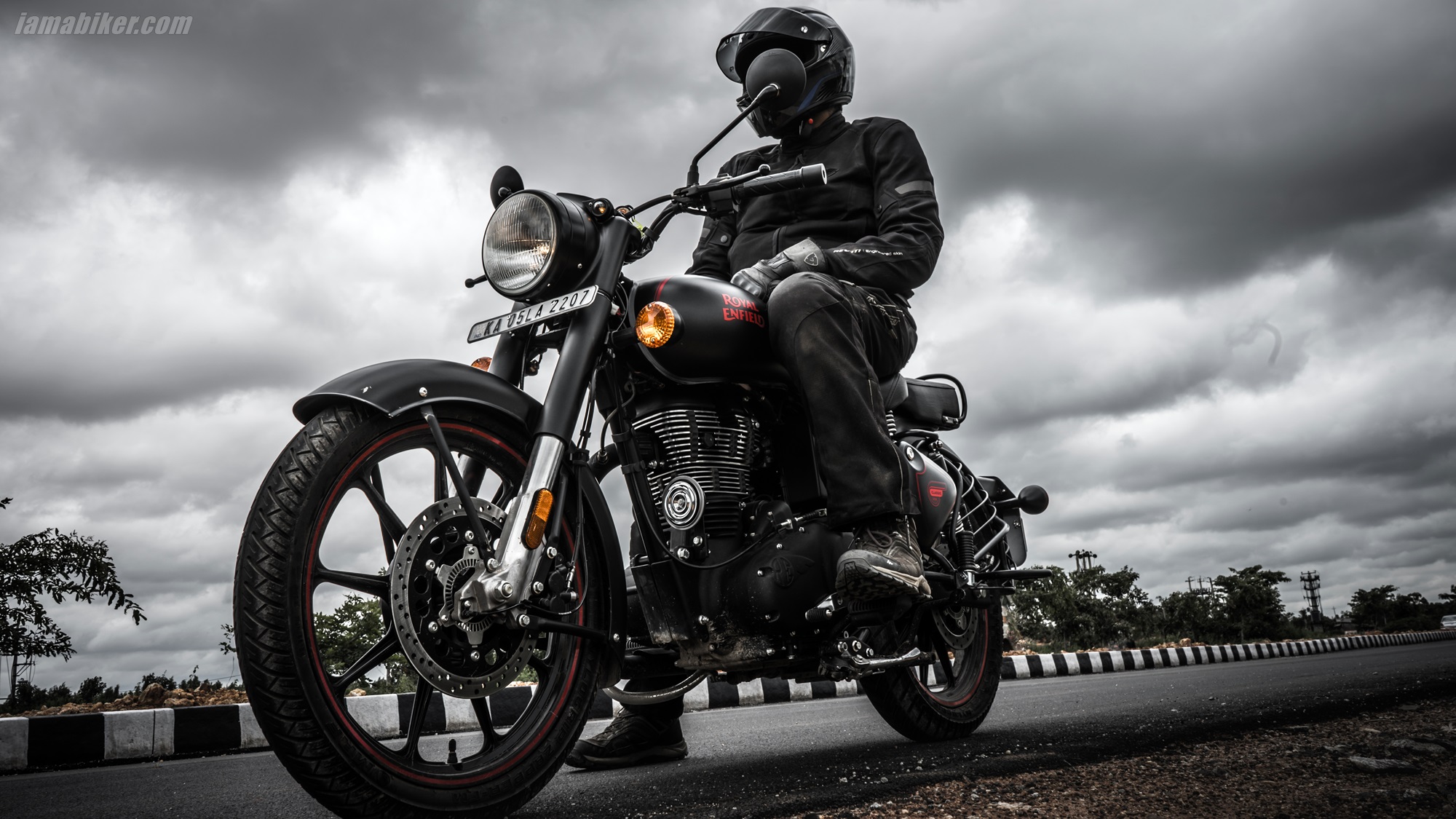 BS6 Royal Enfield Classic 350 Stealth Black edition review. IAMABIKER Motorcycle!