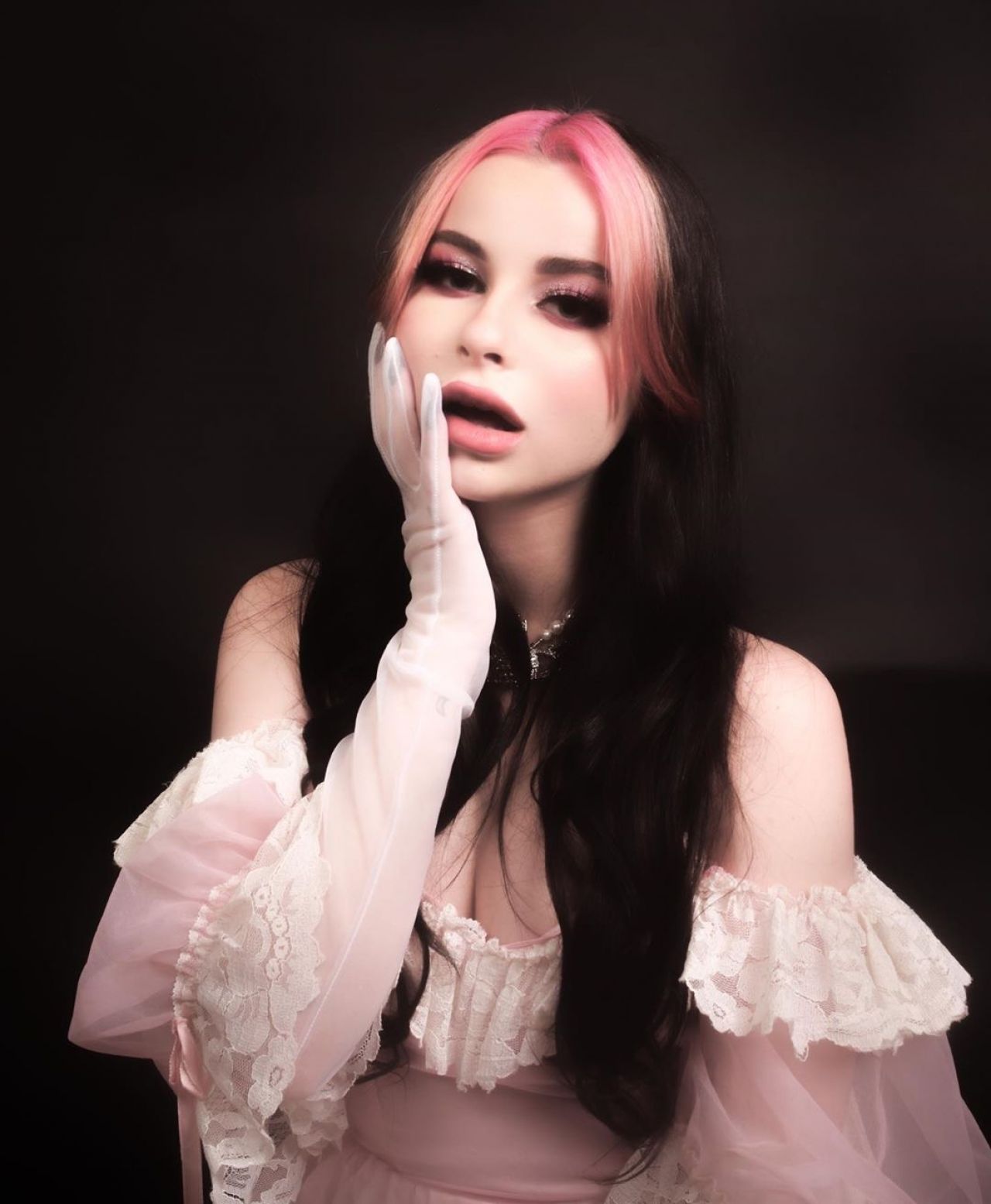 Ellise Gitas Media Photo 07 08 2020 • CelebMafia