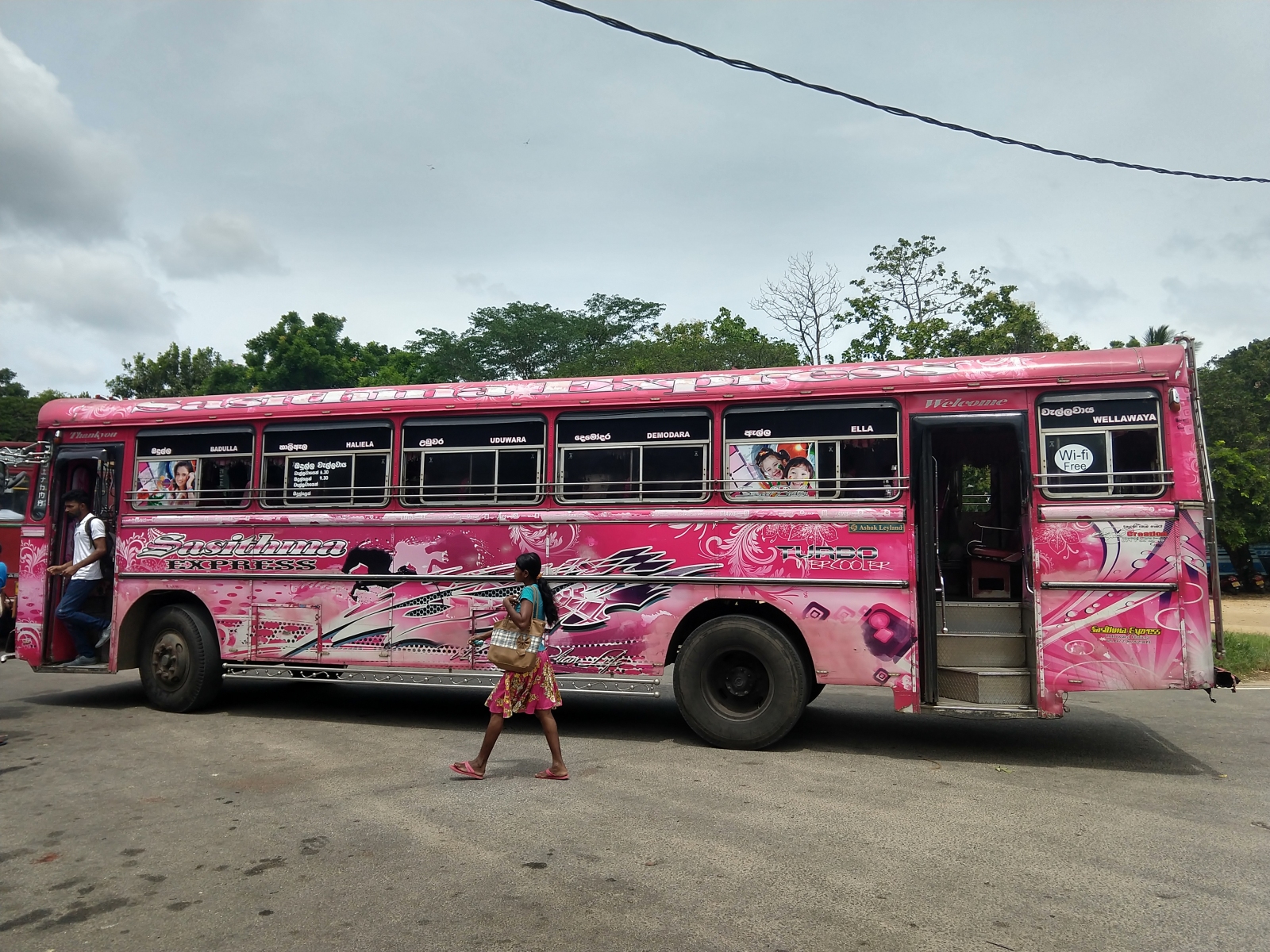 Sri Lanka Buses. Traveling around Sri Lanka on cheap and colorful buses