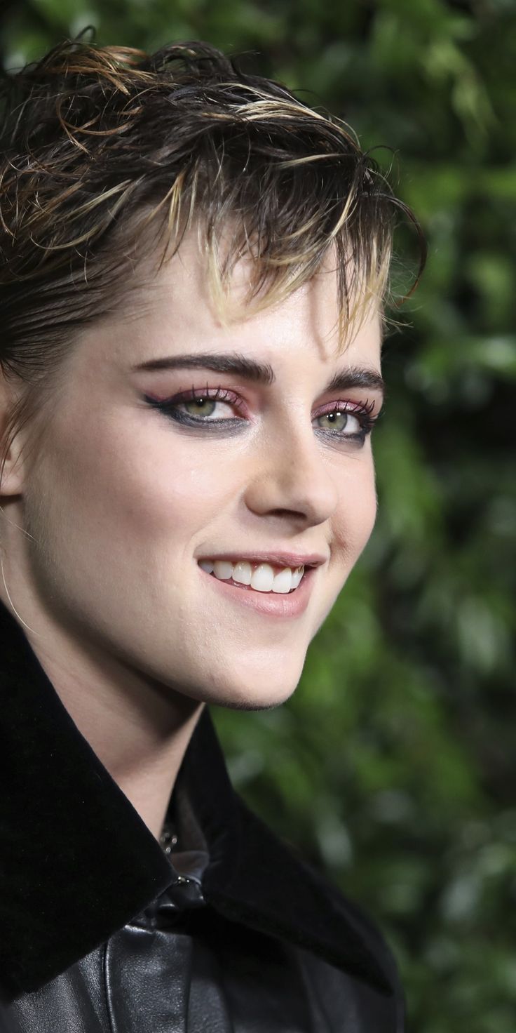 Download 1080x2160 wallpaper Smile, short hair, beautiful, Kristen Stewart, Honor 7X, Honor. Kristen stewart actress, Kristen stewart short hair, Kristen stewart