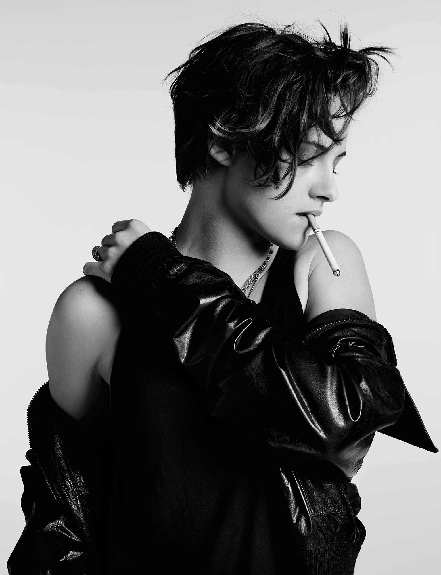 Wallpaper, Kristen Stewart, celebrity, cigarettes, monochrome, short hair, bare shoulders 1534x2000