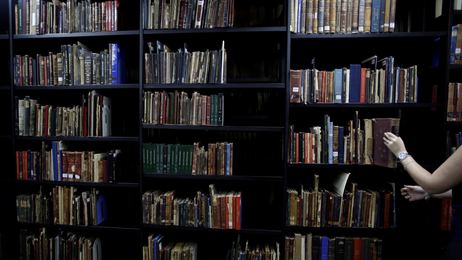 College Students Aren't Checking Out Books