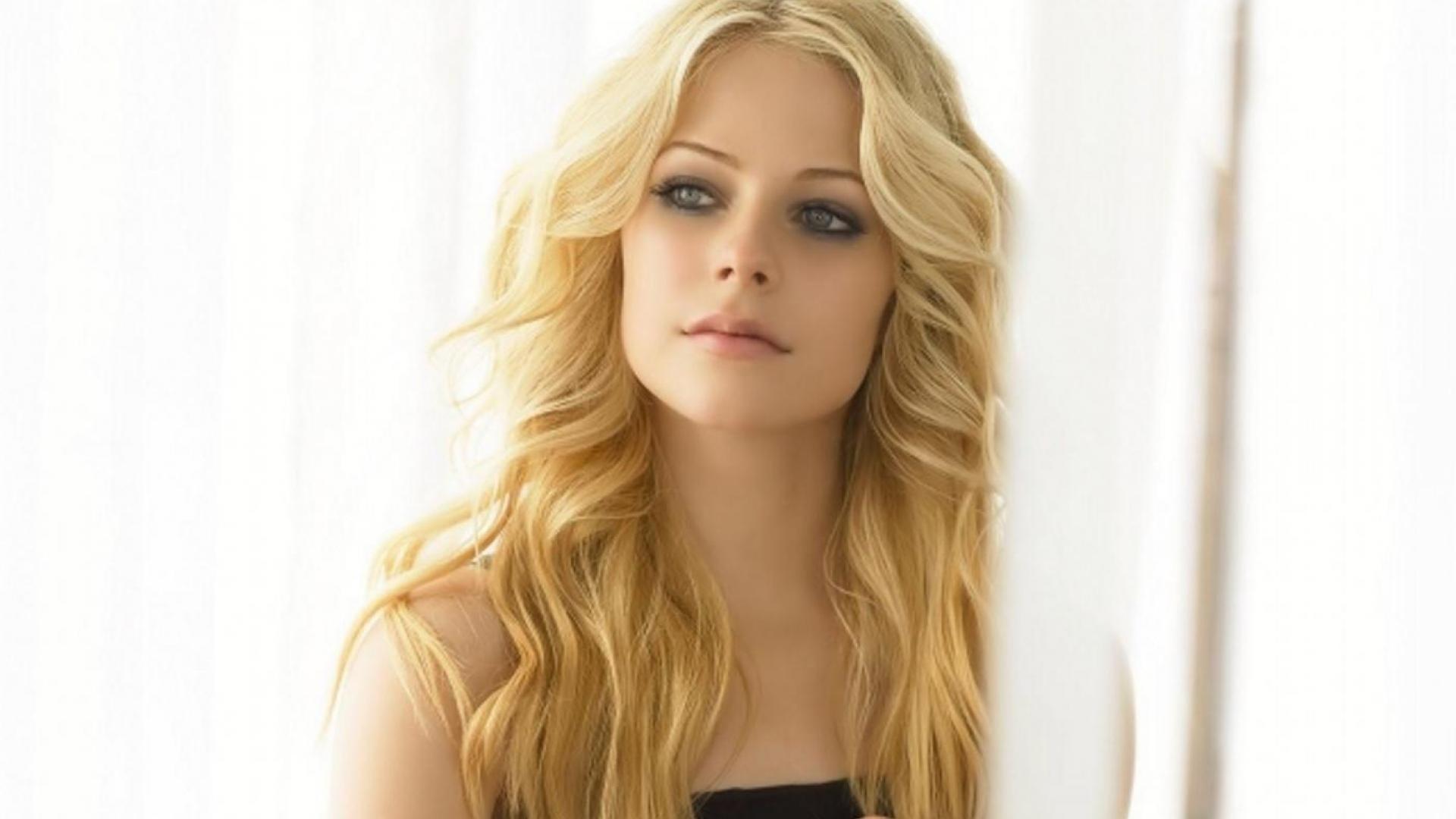 Beautiful Blonde Image wallpaperx1080