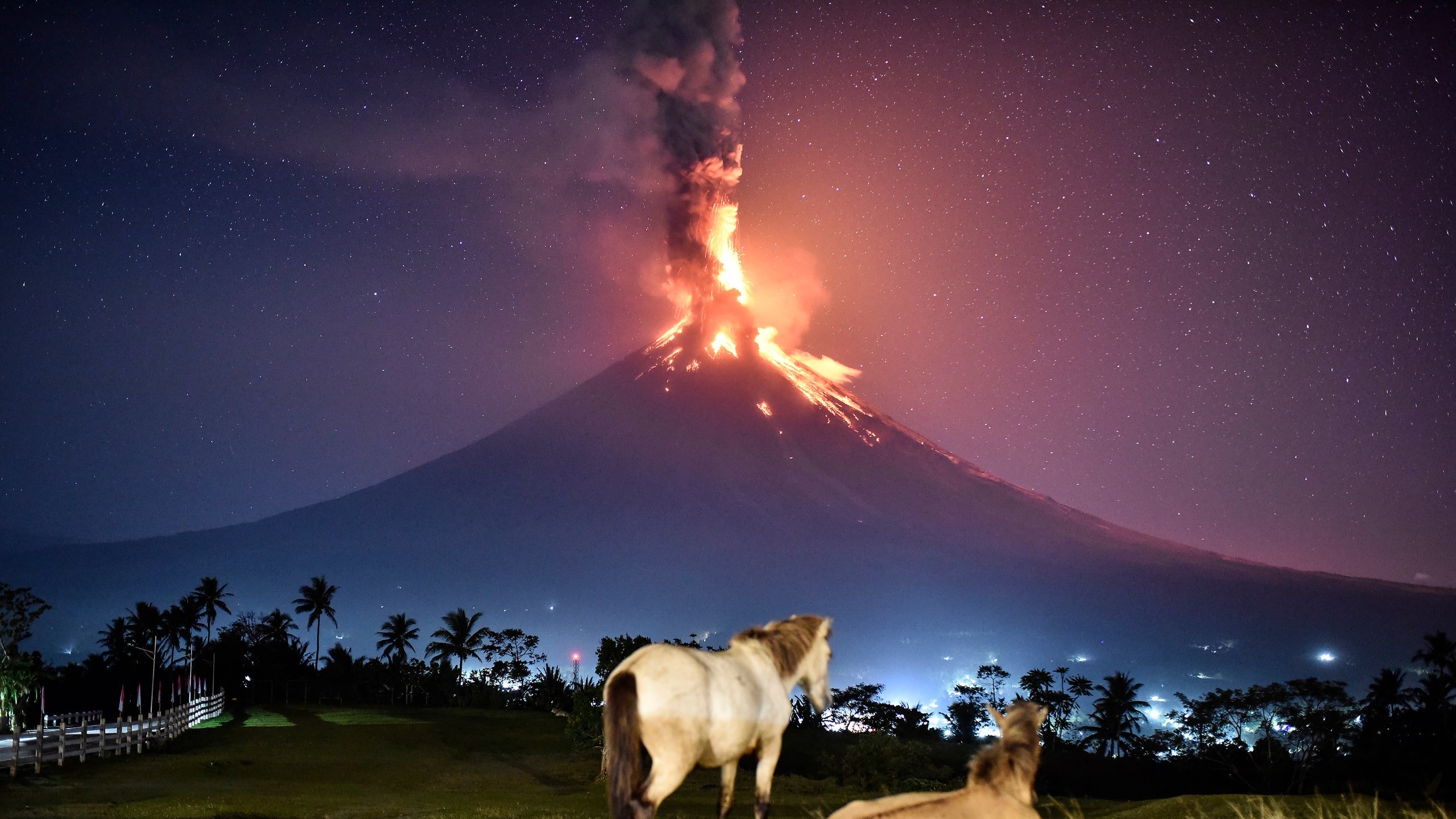 This photo captures the eerie, otherworldly fury of Mount Mayon