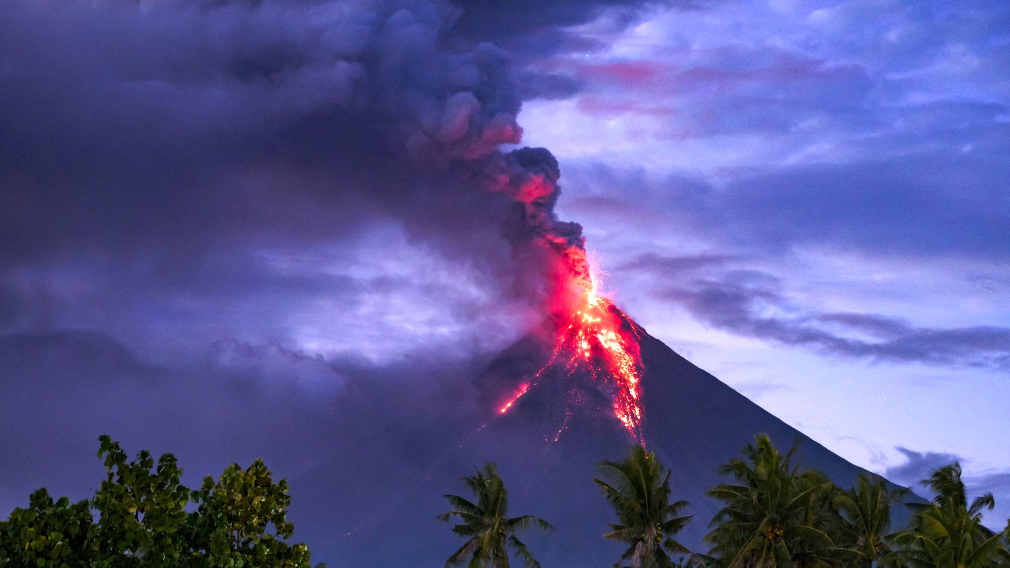 Warning in Philippines to 'evacuate or face death penalty' as Mayon volcano threatens deadly eruption
