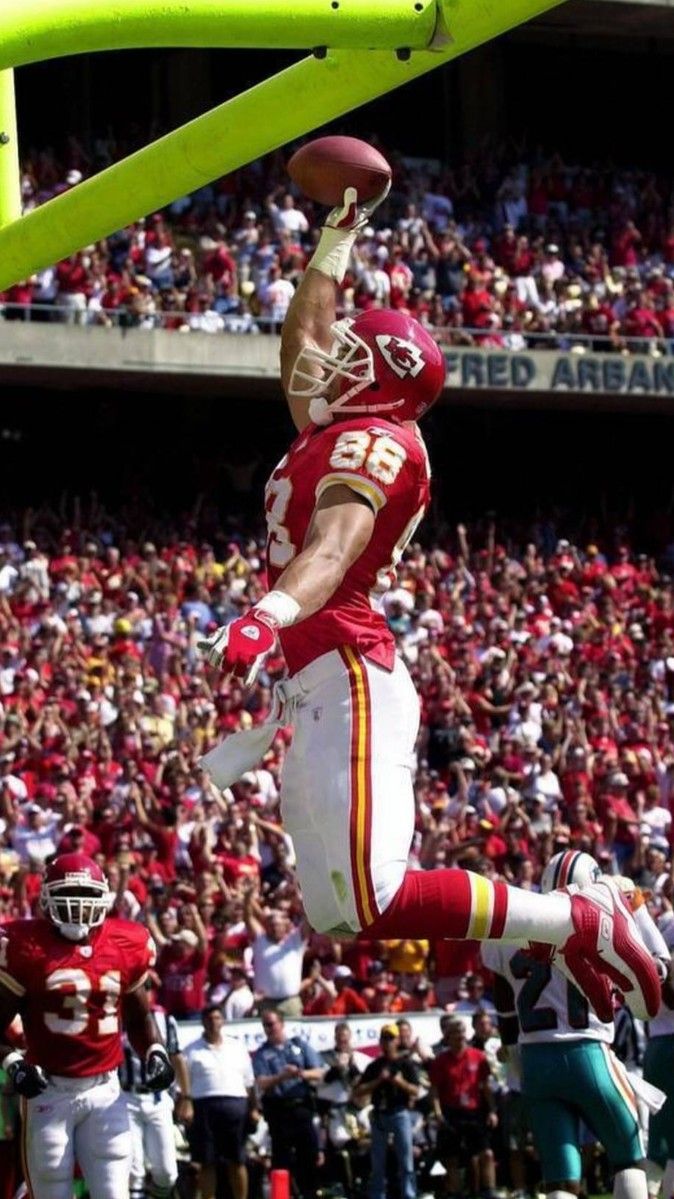 TONY GONZALEZ. Kansas city chiefs logo, Kansas city chiefs football, Kc chiefs