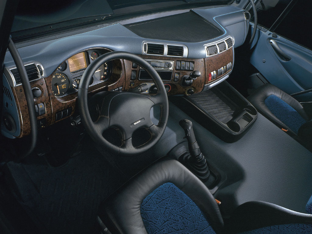 Download Wallpaper truck daf the wheel steering, 1024x768, In the cab of the truck DAF