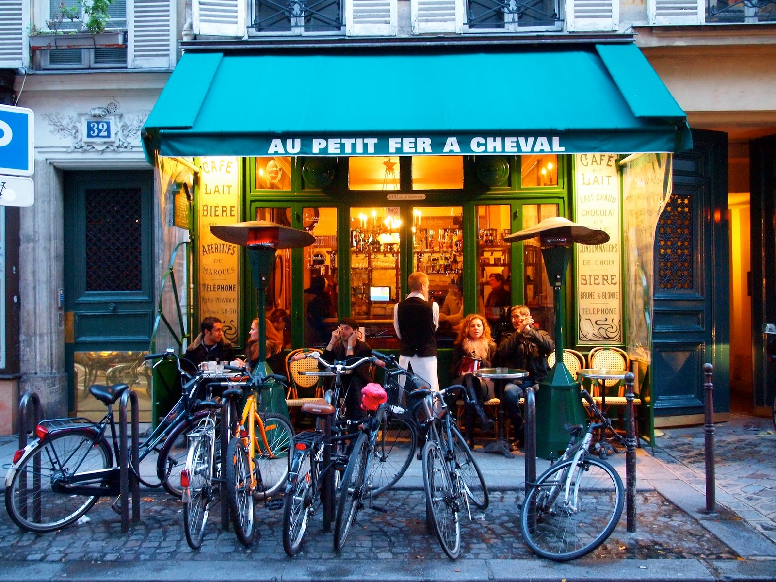 Париж кафе на улице
