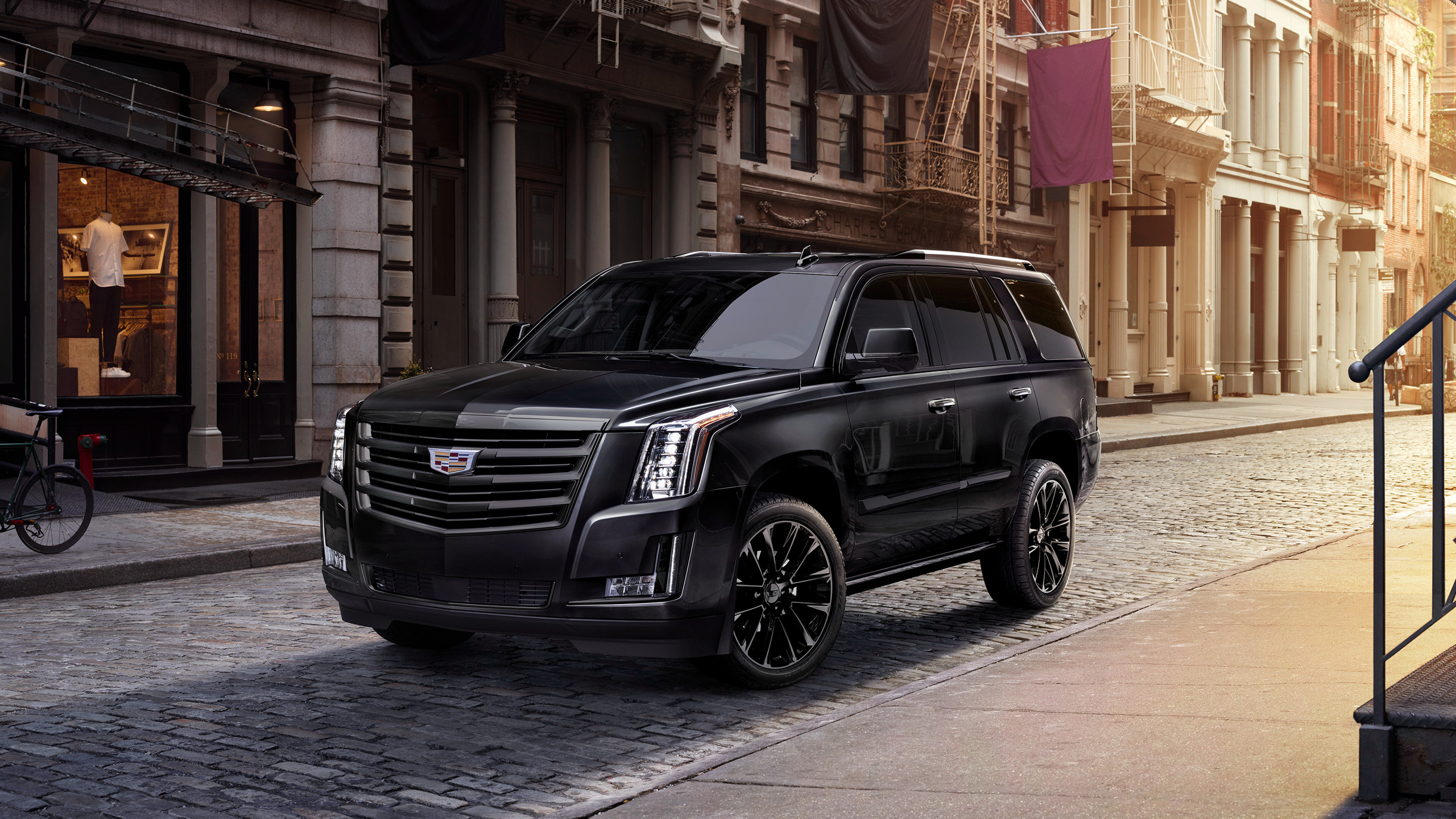 Черный Cadillac Escalade 2021 ночью